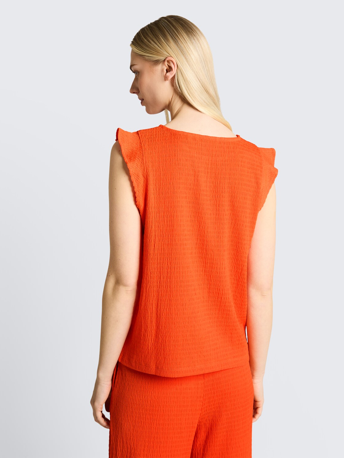 Loose Fit Crinkle Top mit Volants - Fiery Orange - Auschnitt Model-Rückansicht