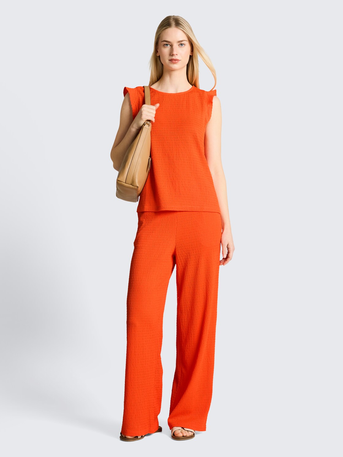 Loose Fit Crinkle Top mit Volants - Fiery Orange - Model-Vorderansicht