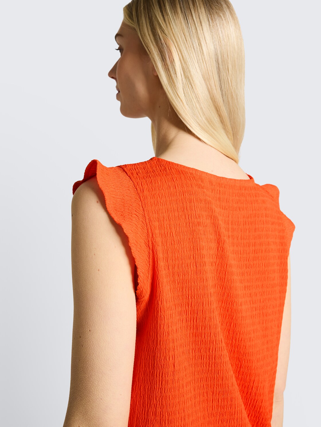 Loose Fit Crinkle Top mit Volants - Fiery Orange - Detail-Model-Ansicht