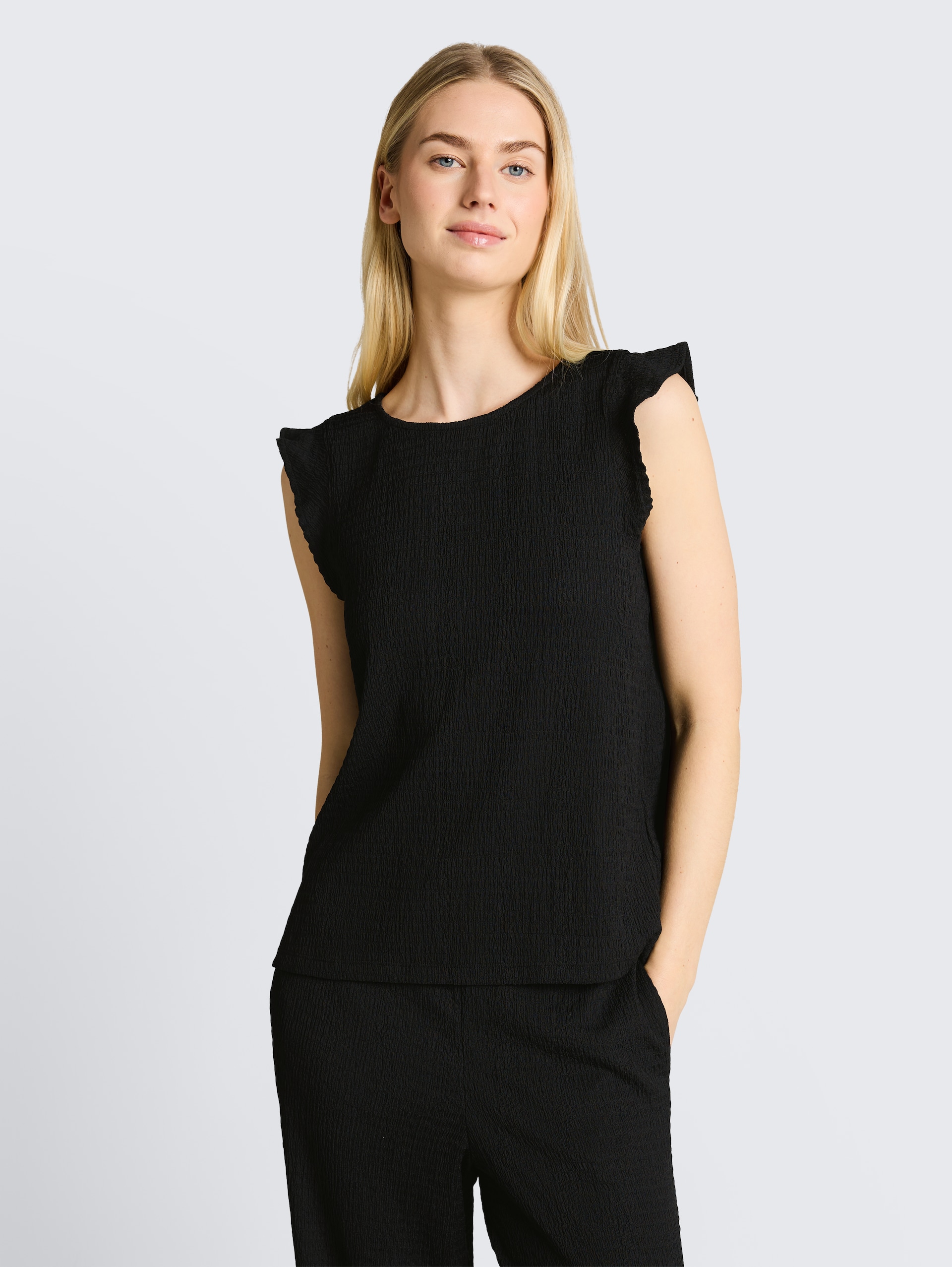 Loose Fit Crinkle Top mit Volants - deep black - Ausschnitt Model-Vorderansicht
