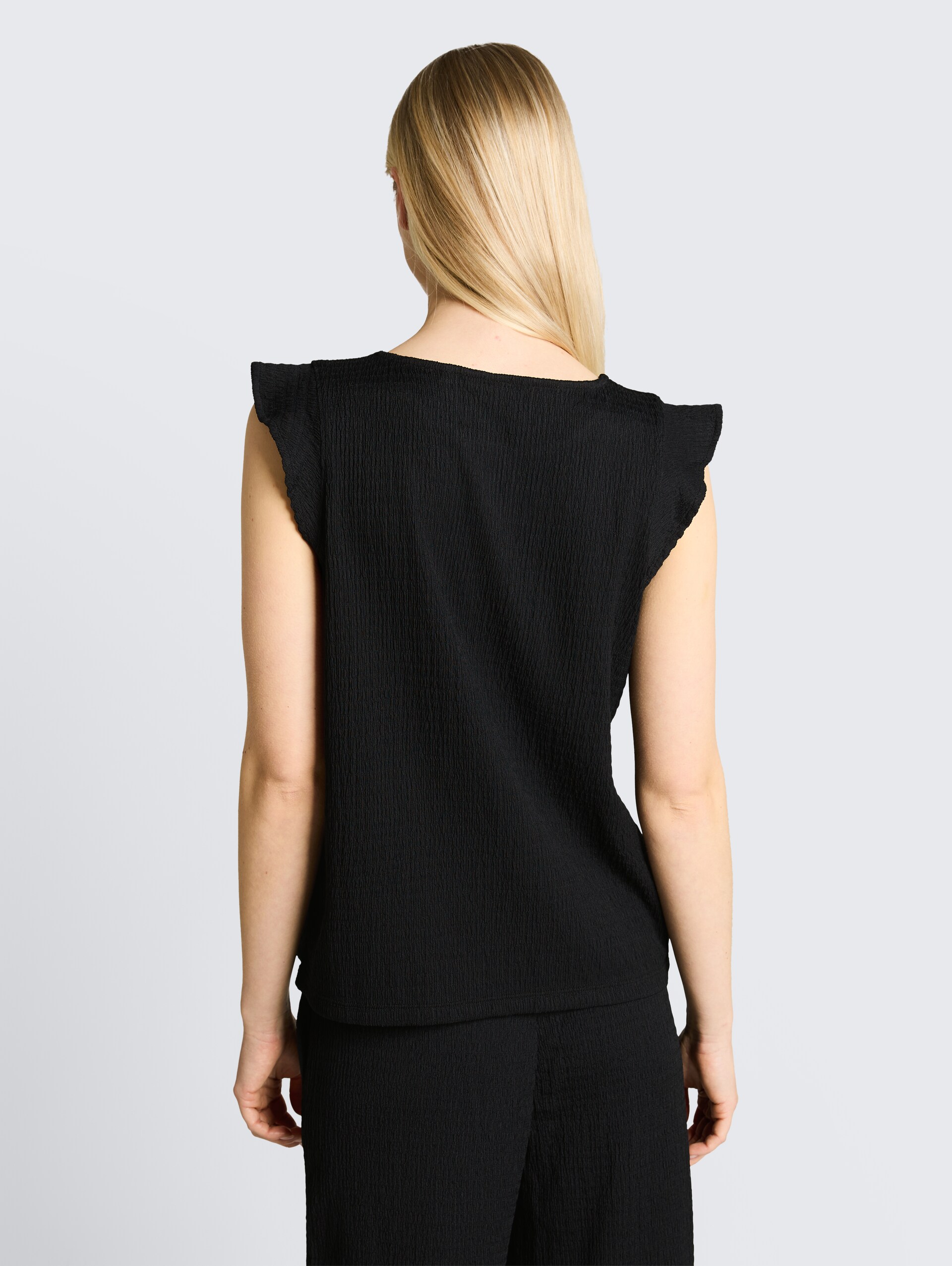 Loose Fit Crinkle Top mit Volants - deep black - Auschnitt Model-Rückansicht