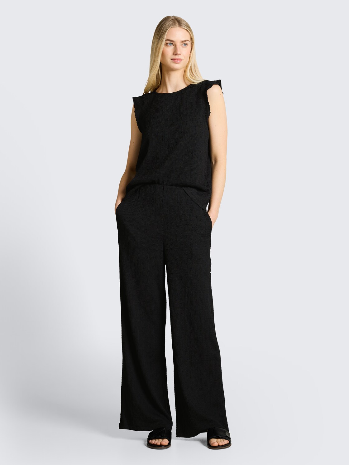 Loose Fit Crinkle Top mit Volants - deep black - Model-Vorderansicht