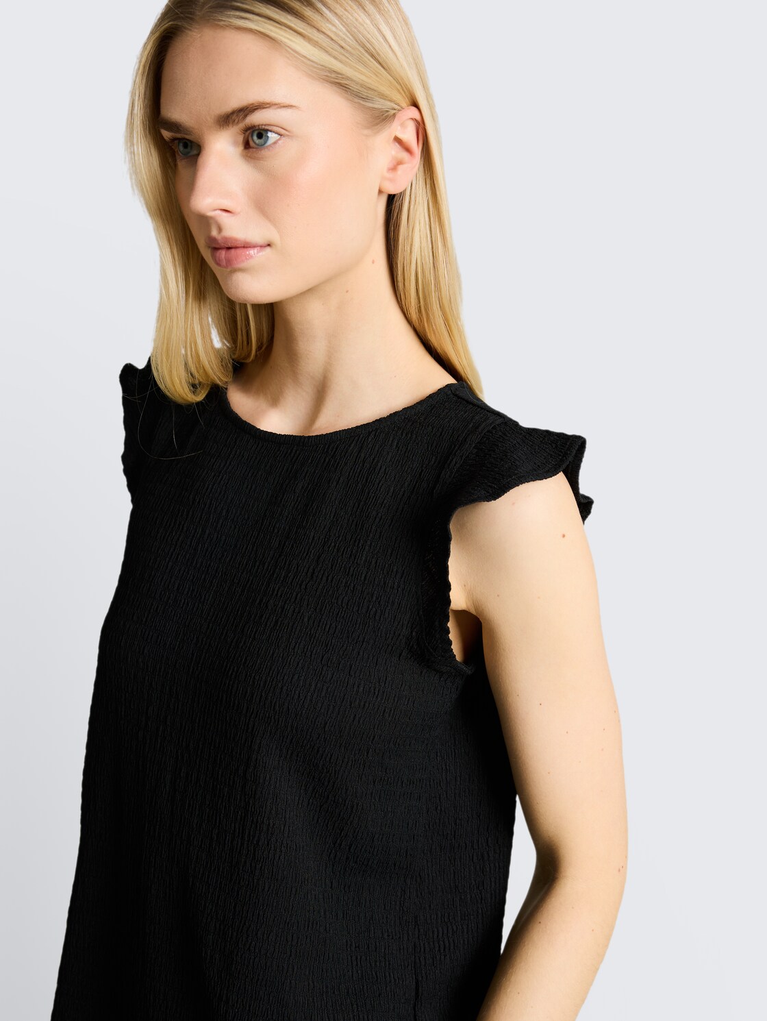 Loose Fit Crinkle Top mit Volants - deep black - Detail-Model-Ansicht