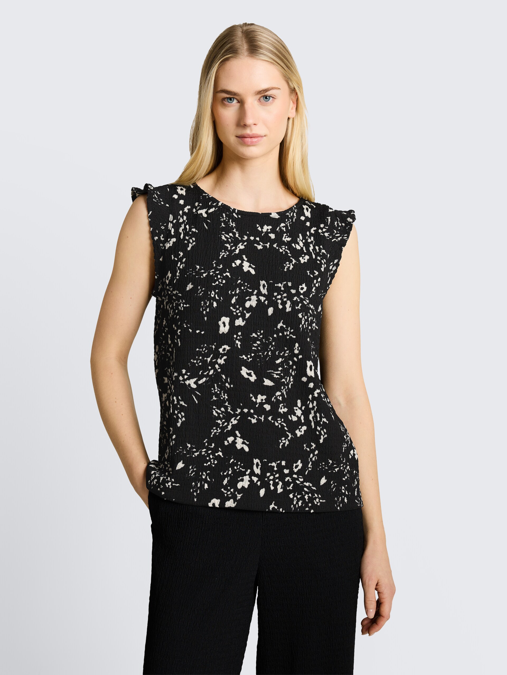 Loose Fit Crinkle Top mit Volants - black white flower print - Ausschnitt Model-Vorderansicht