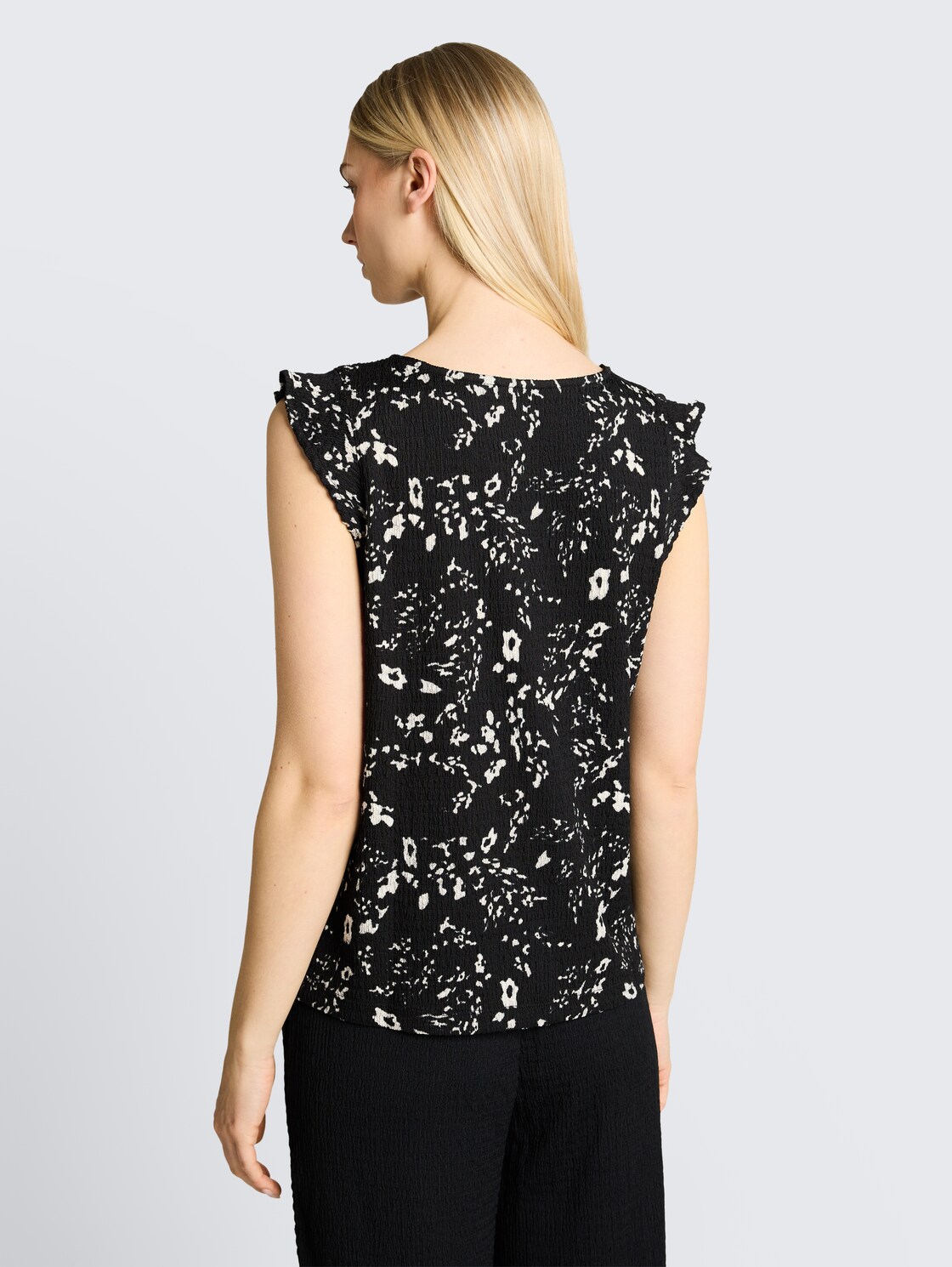 Loose Fit Crinkle Top mit Volants - black white flower print - Auschnitt Model-Rückansicht