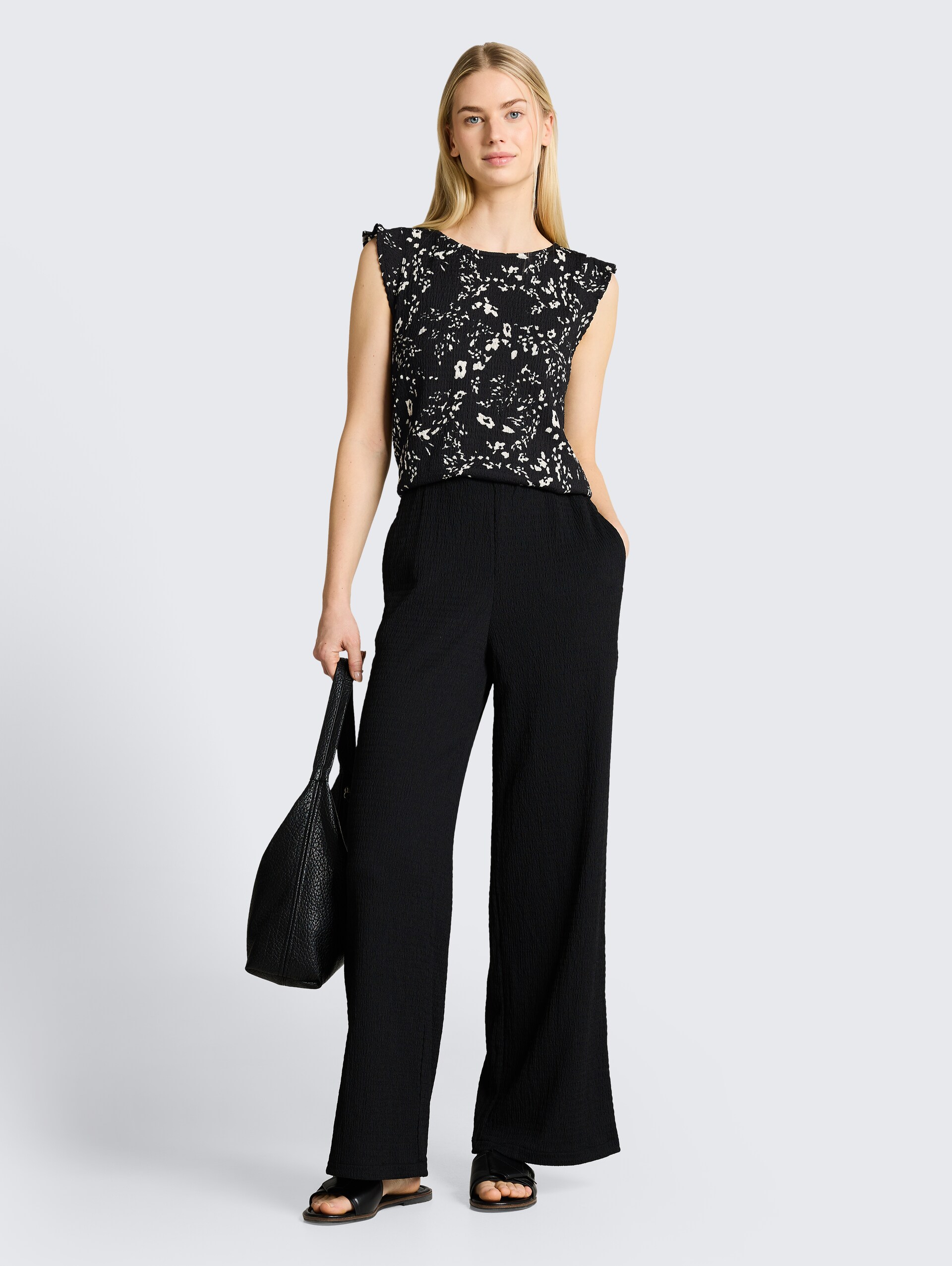 Loose Fit Crinkle Top mit Volants - black white flower print - Model-Vorderansicht