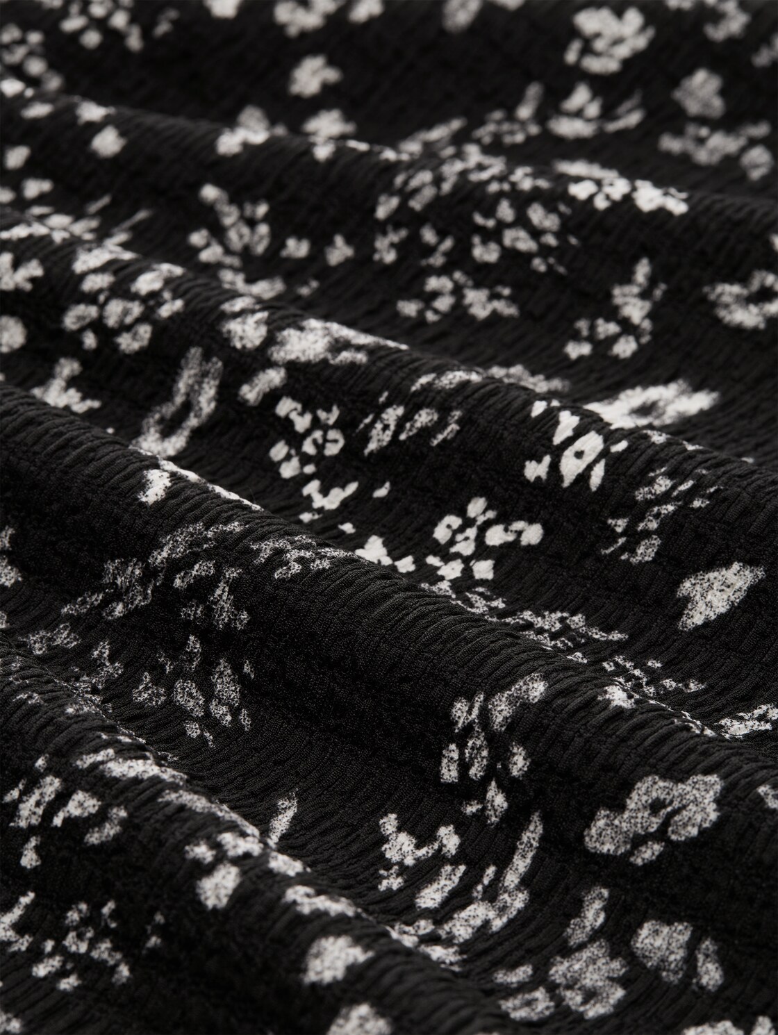 Loose Fit Crinkle Top mit Volants - black white flower print - Material-Ansicht