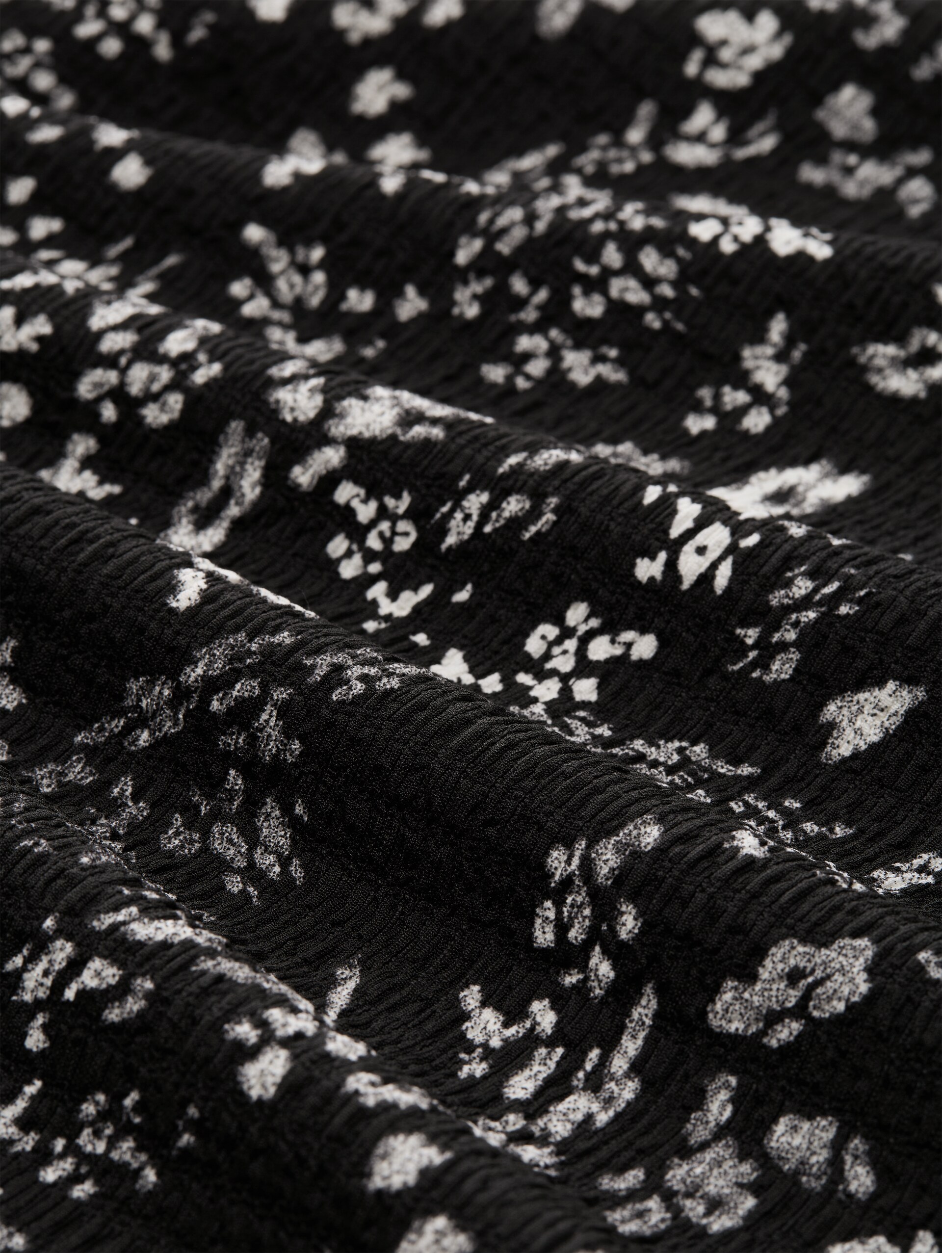 Loose Fit Crinkle Top mit Volants - black white flower print - Material-Ansicht