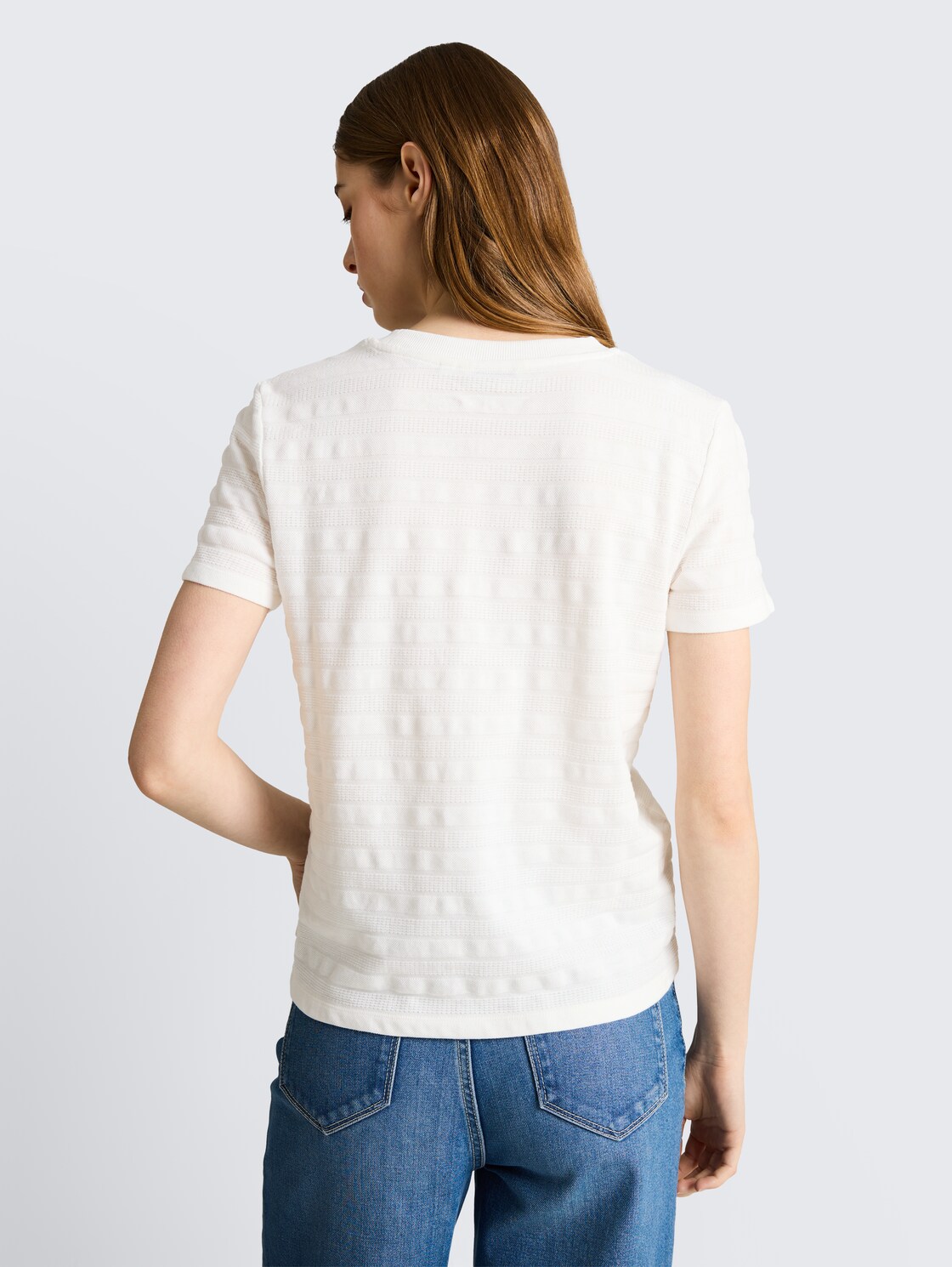Jacquard T-Shirt mit Rundhalsausschnitt - off white - Auschnitt Model-Rückansicht