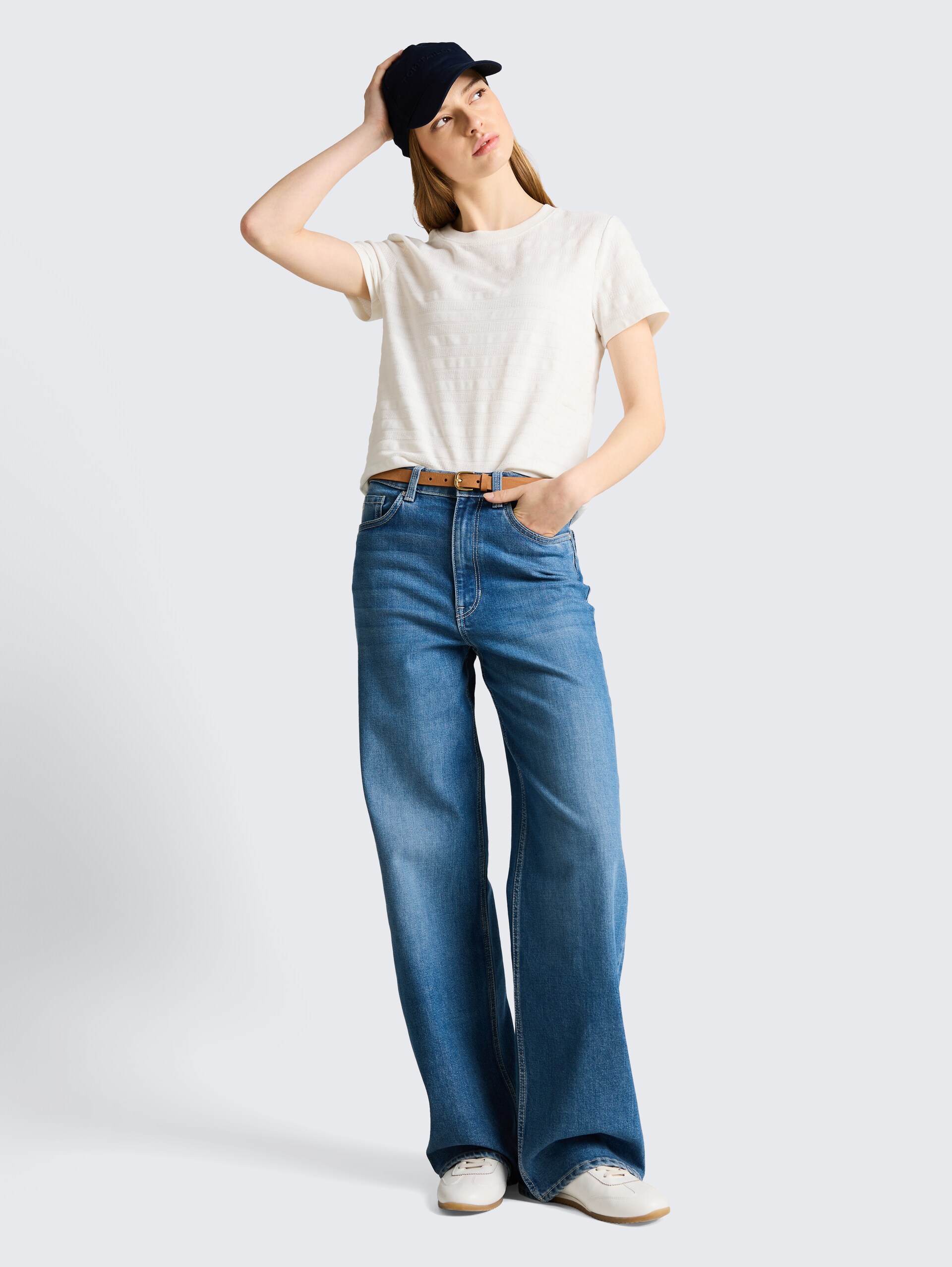 Jacquard T-Shirt mit Rundhalsausschnitt - off white - Model-Vorderansicht