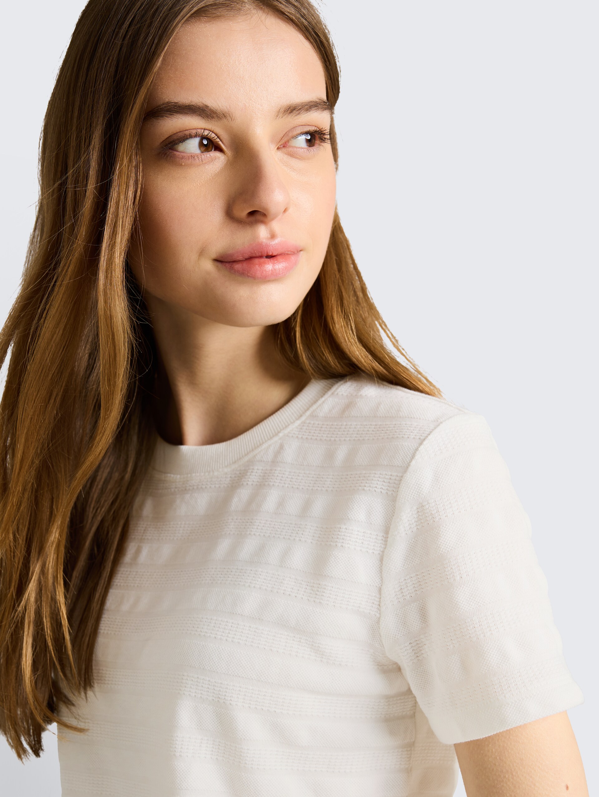 Jacquard T-Shirt mit Rundhalsausschnitt - off white - Detail-Model-Ansicht