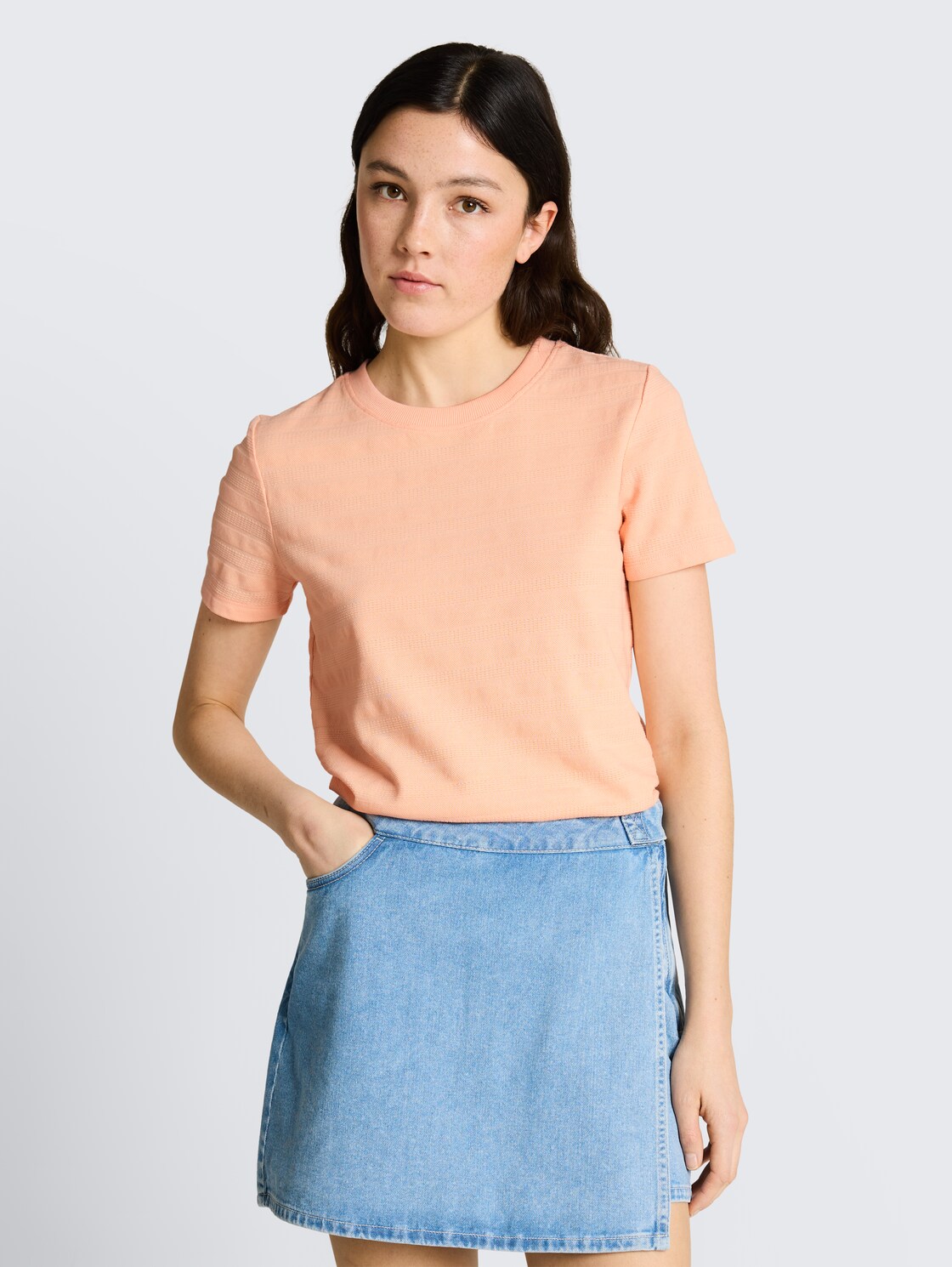 Jacquard T-Shirt mit Rundhalsausschnitt - Orange Parfait - Ausschnitt Model-Vorderansicht