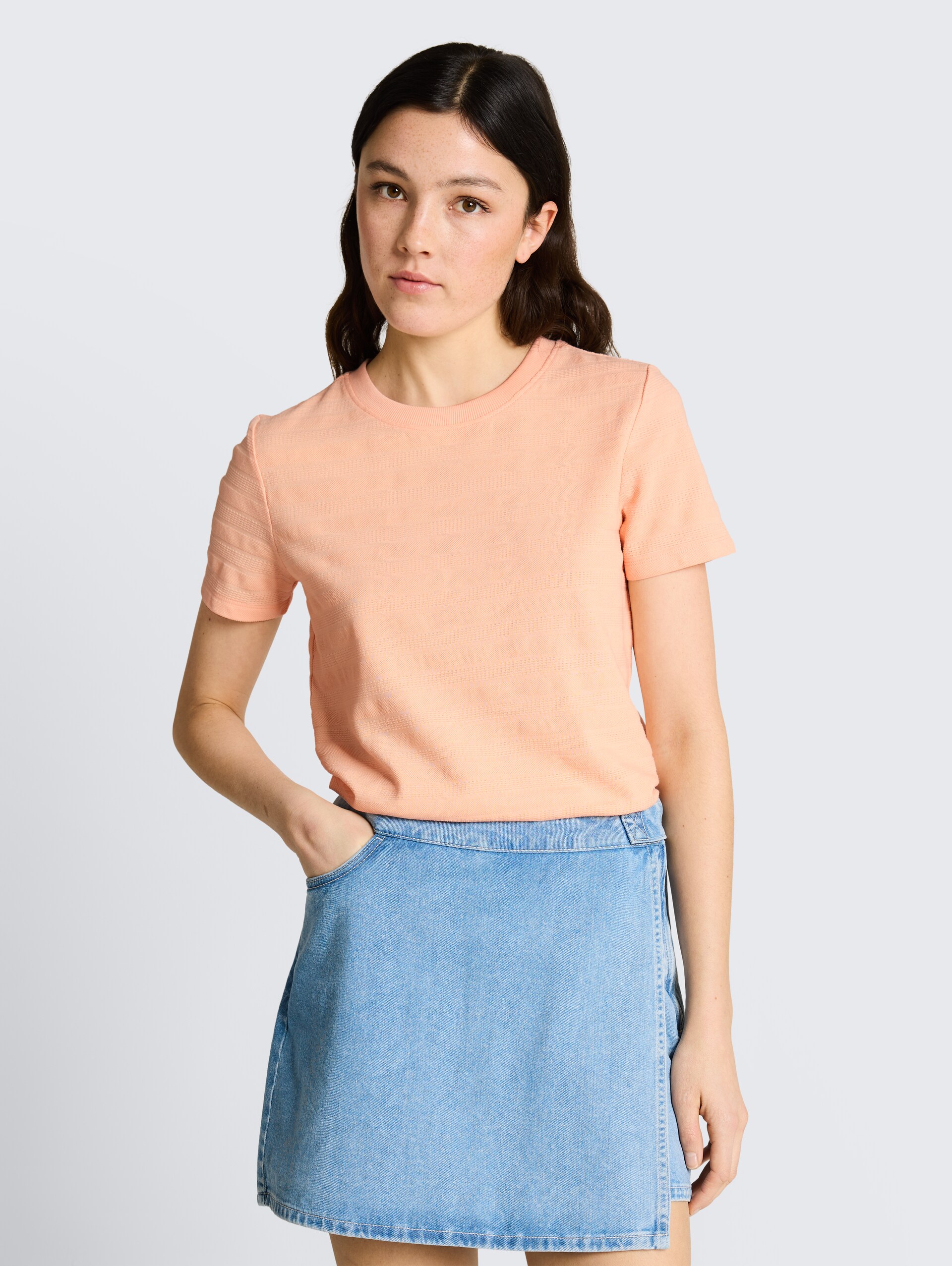 Jacquard T-shirt met ronde hals - Orange Parfait - Nek model vooraanzicht
