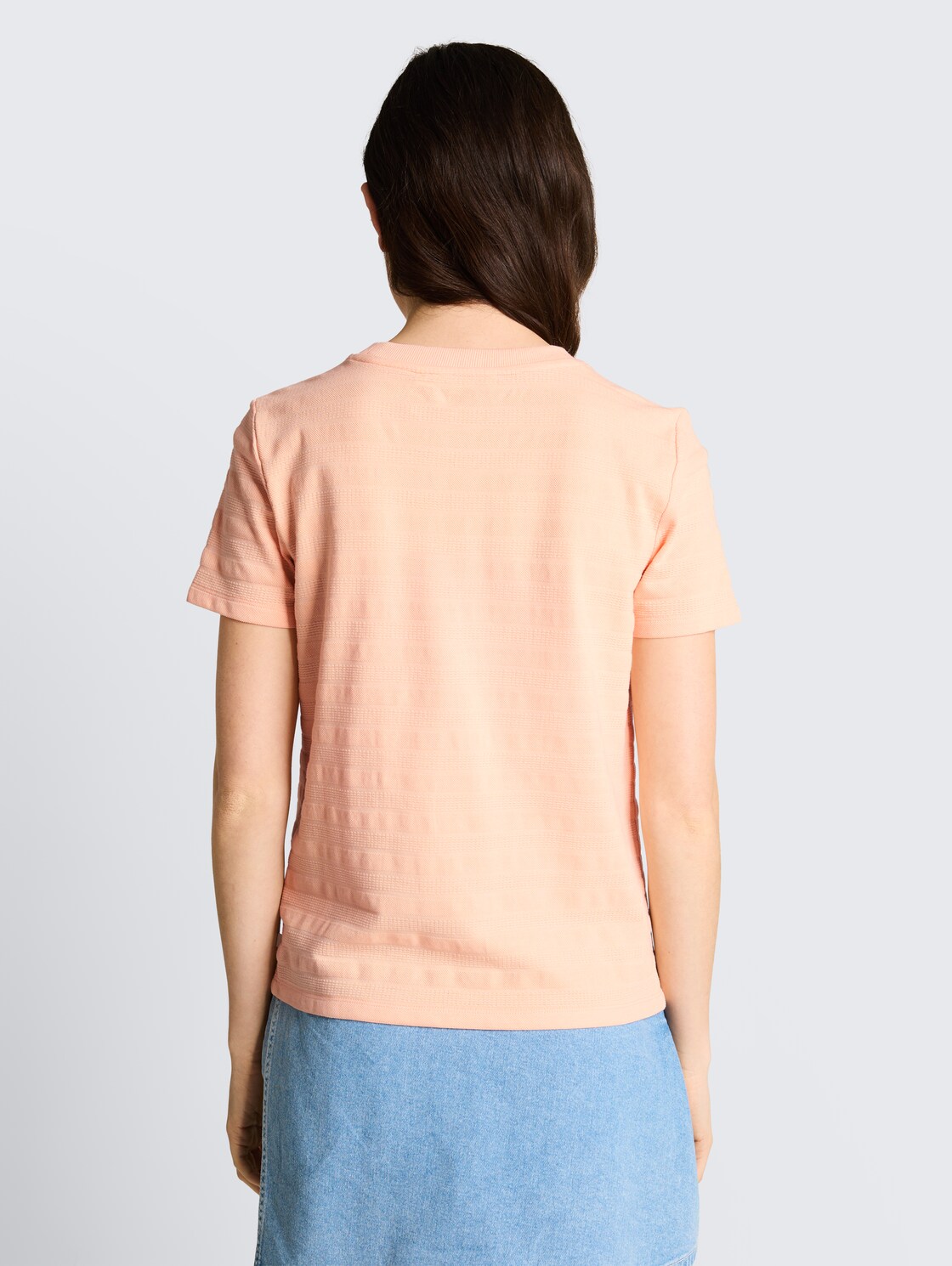 Jacquard T-Shirt mit Rundhalsausschnitt - Orange Parfait - Auschnitt Model-Rückansicht