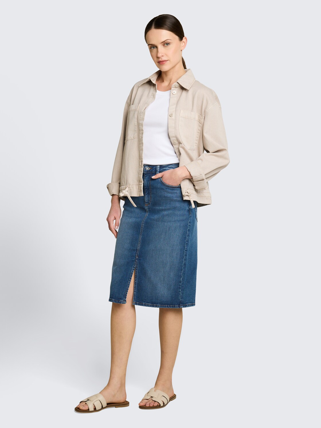 Midi-Jeansrock mit Schlitz - Clean Light Stone Blue Denim - Model-Vorderansicht