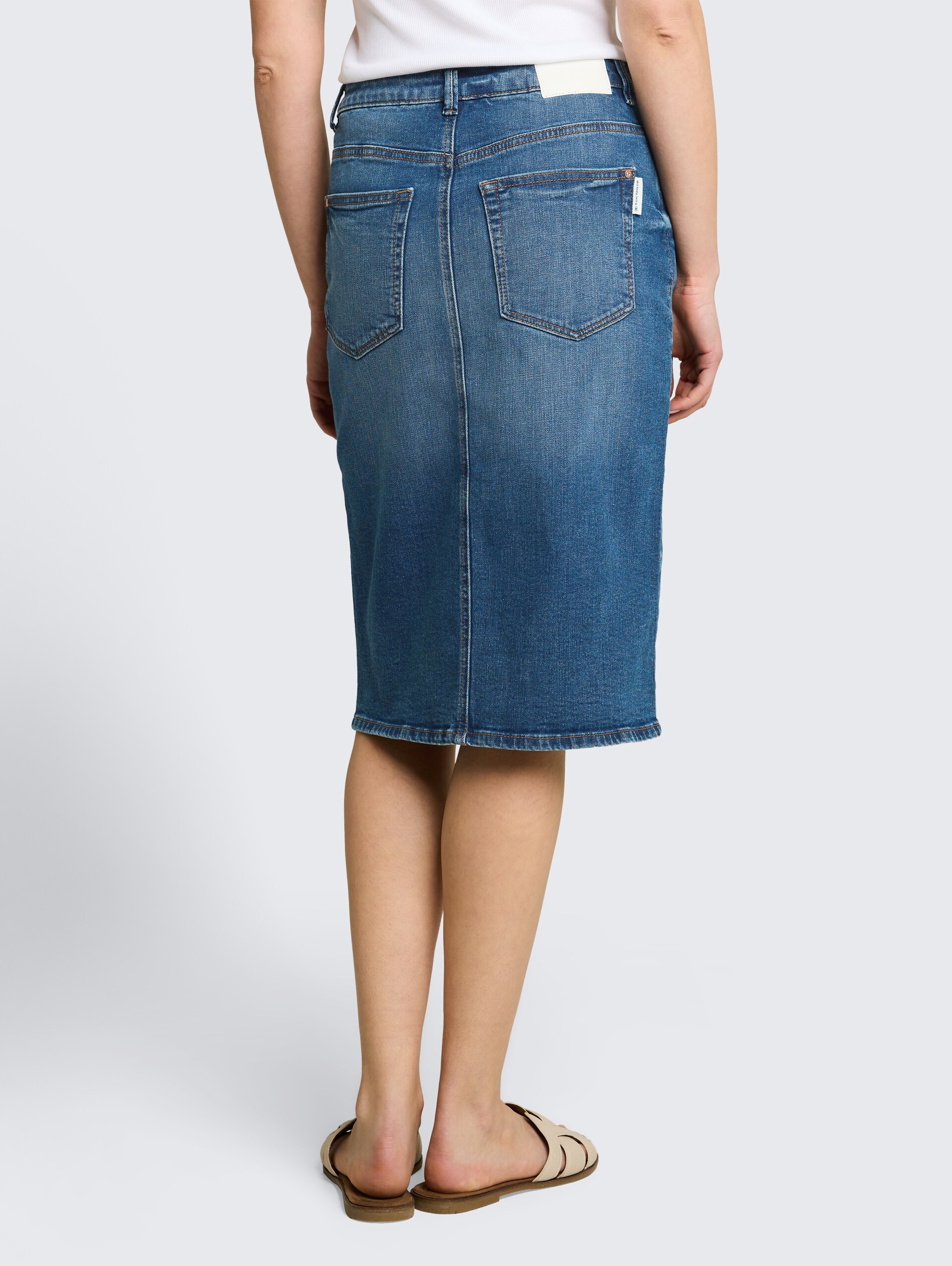 Midi-Jeansrock mit Schlitz - Clean Light Stone Blue Denim - Auschnitt Model-Rückansicht