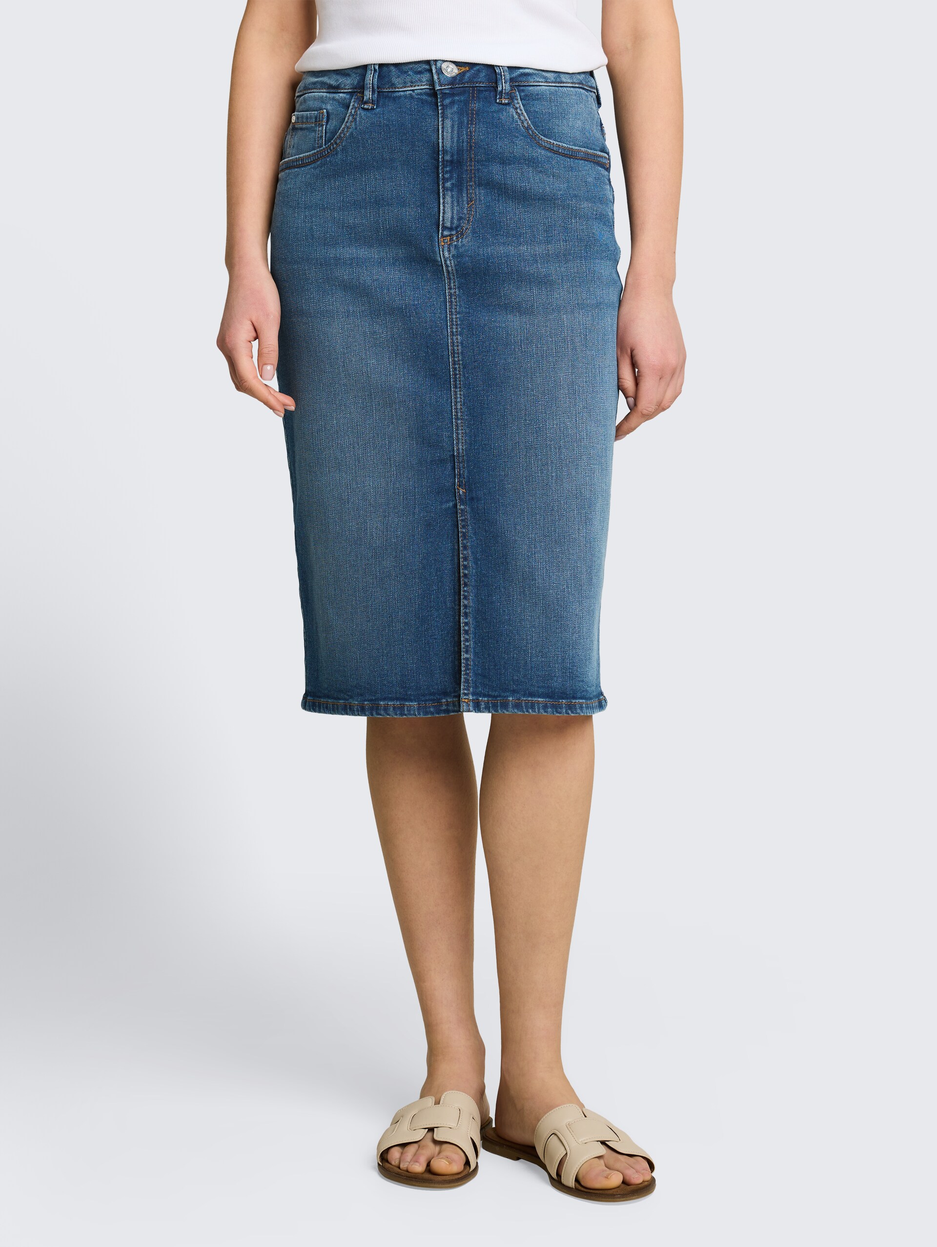 Midi-Jeansrock mit Schlitz - Clean Light Stone Blue Denim - Ausschnitt Model-Vorderansicht