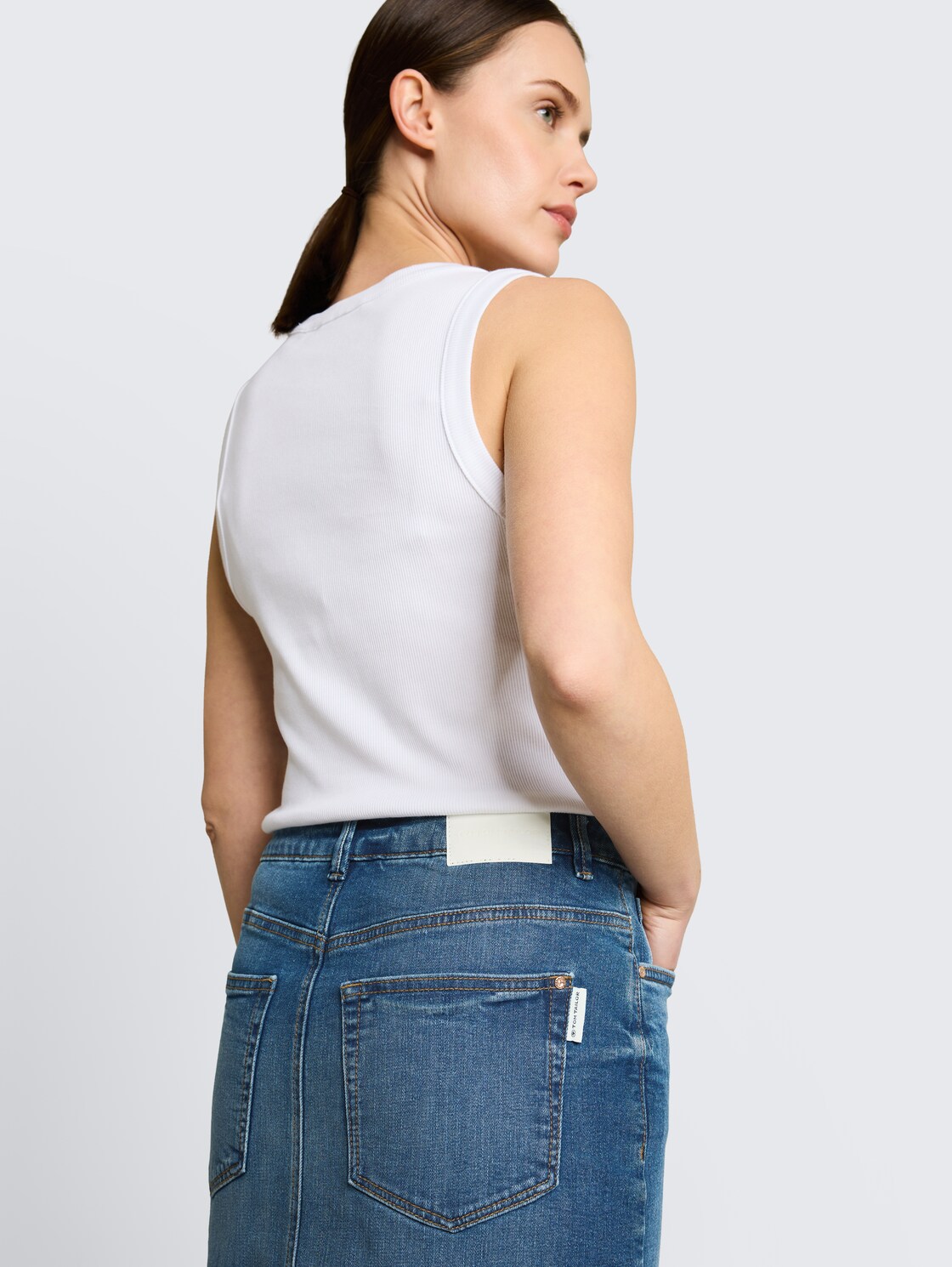 Midi-Jeansrock mit Schlitz - Clean Light Stone Blue Denim - Detail-Model-Ansicht