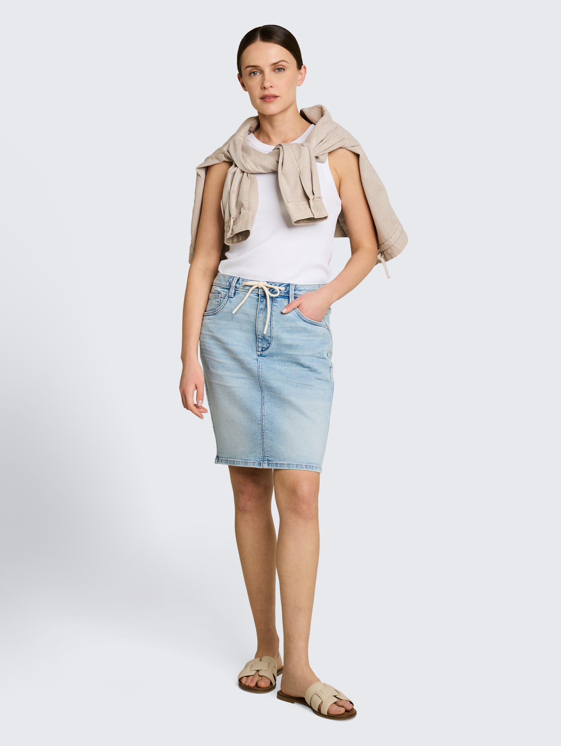 Jeansrok met trekkoord - Light Stone Blue Denim - Model vooraanzicht