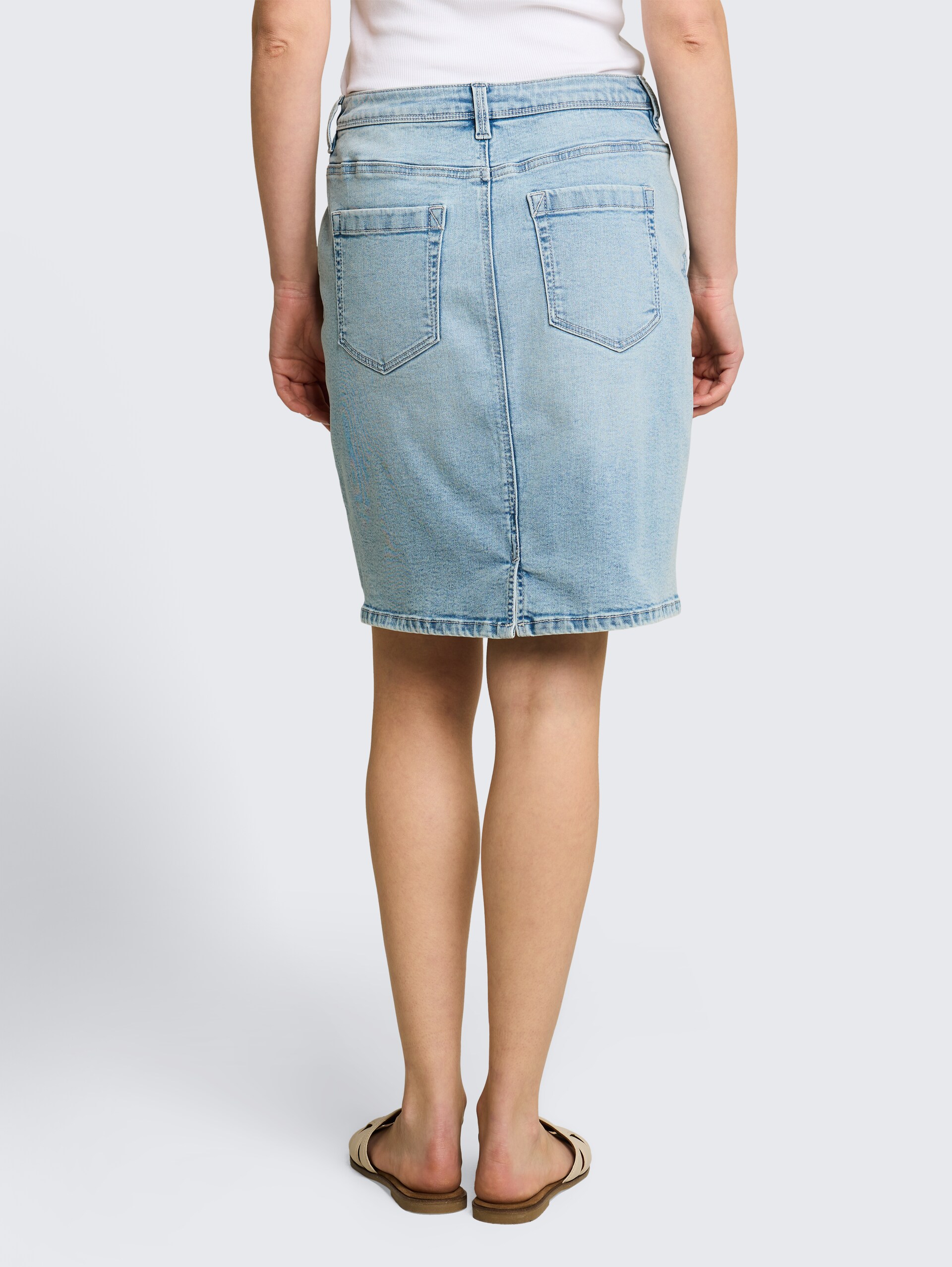 Jeansrok met trekkoord - Light Stone Blue Denim - Neklijn model-achteraanzicht