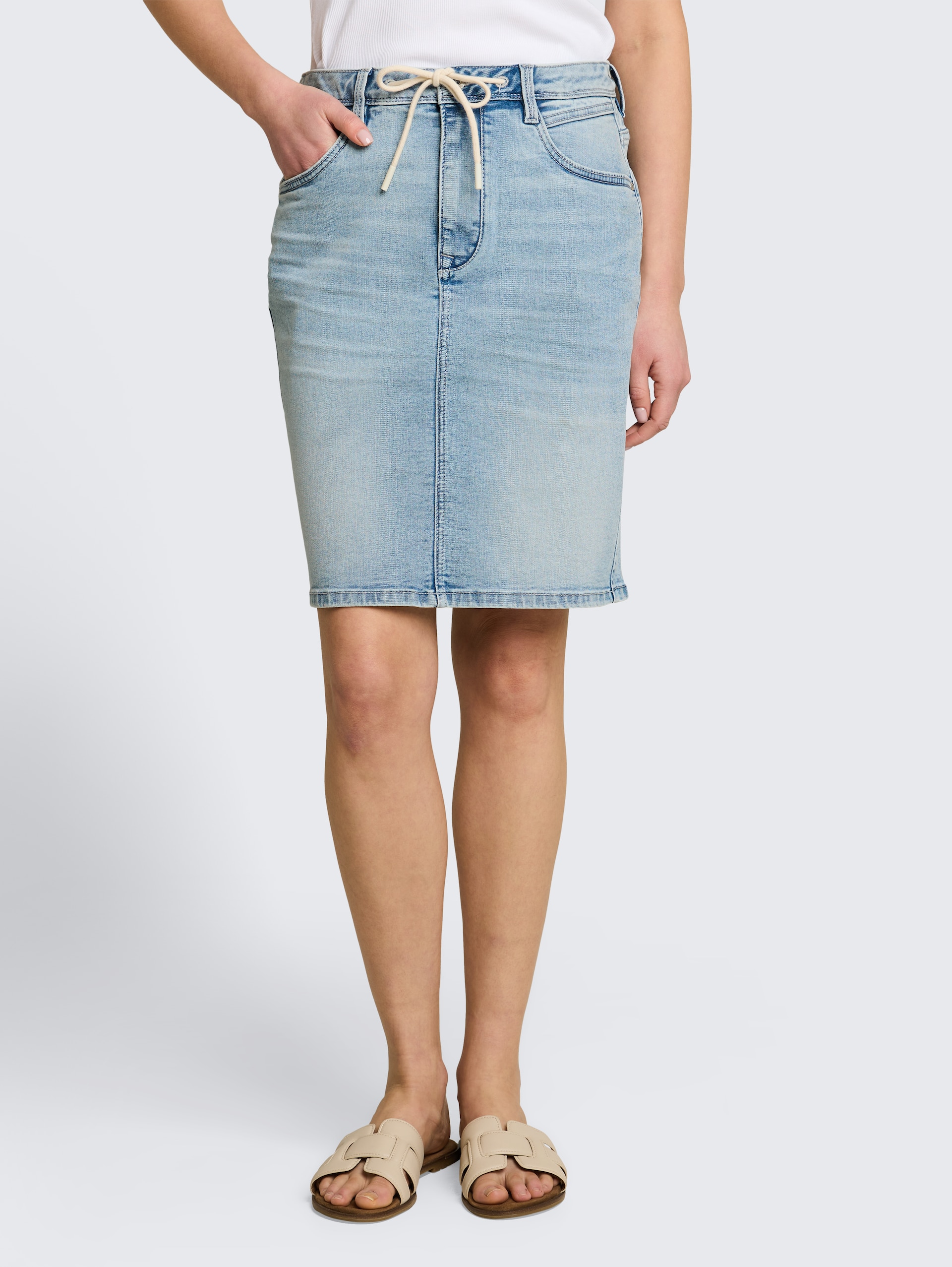 Jeansrok met trekkoord - Light Stone Blue Denim - Nek model vooraanzicht