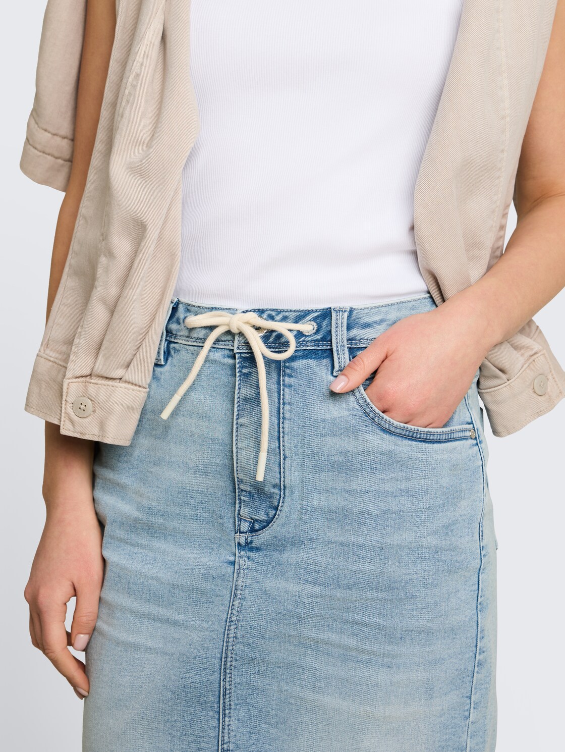 Jeansrock mit Kordelzug - Light Stone Blue Denim - Detail-Model-Ansicht