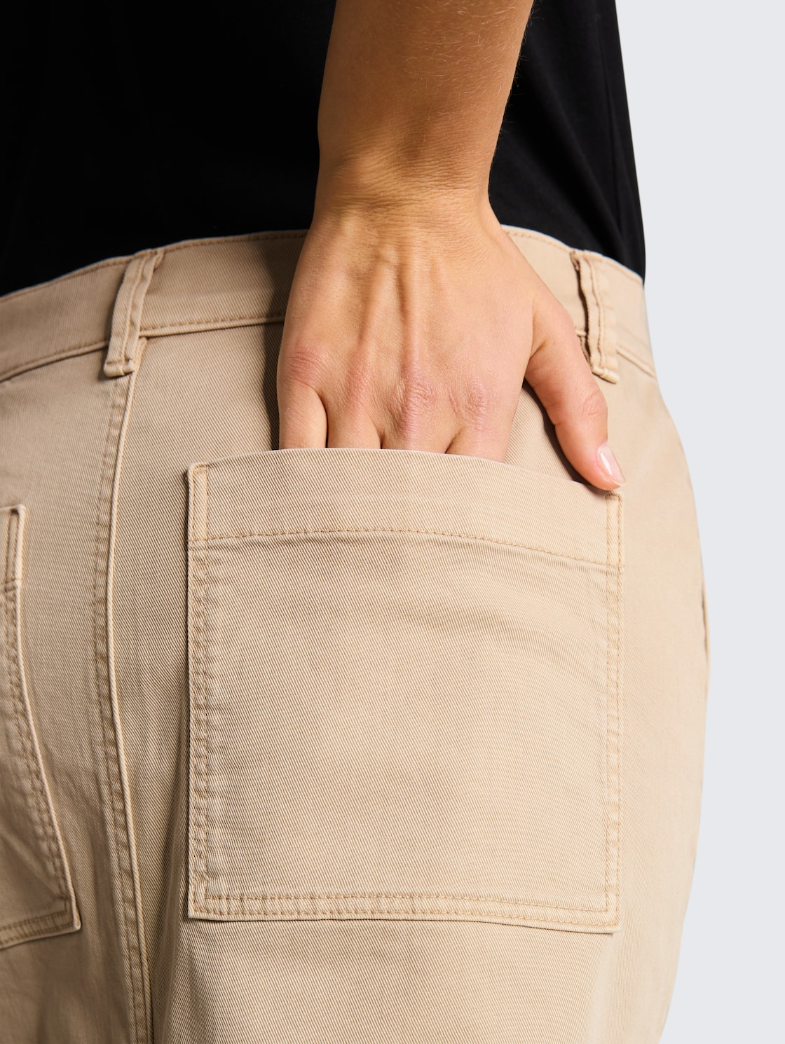 Jeansrock mit aufgesetzten Taschen - sand stone beige - Detail-Model-Ansicht