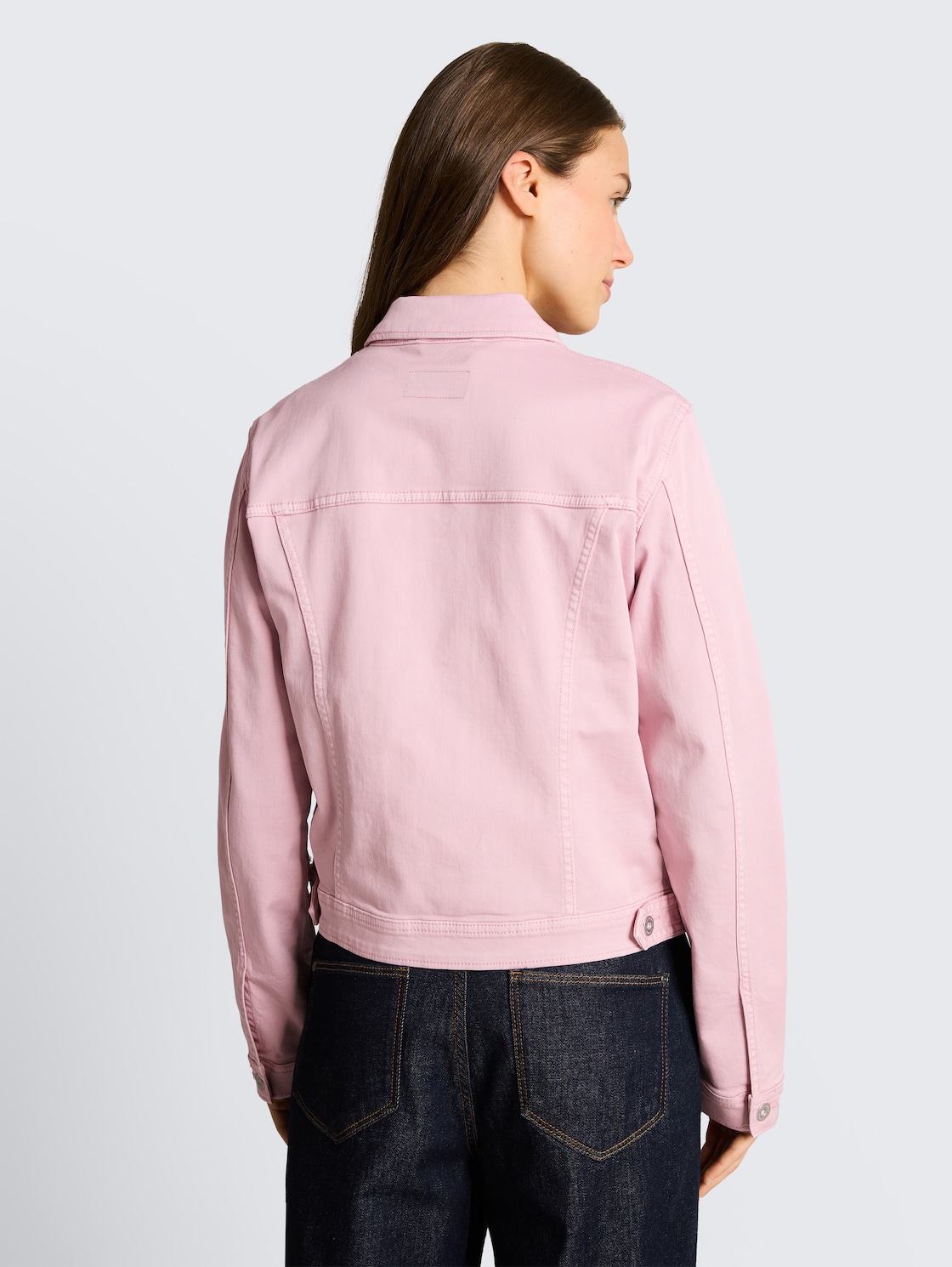 Jeansjacke mit Eingriffstaschen - light elderberry - Model-Rückansicht