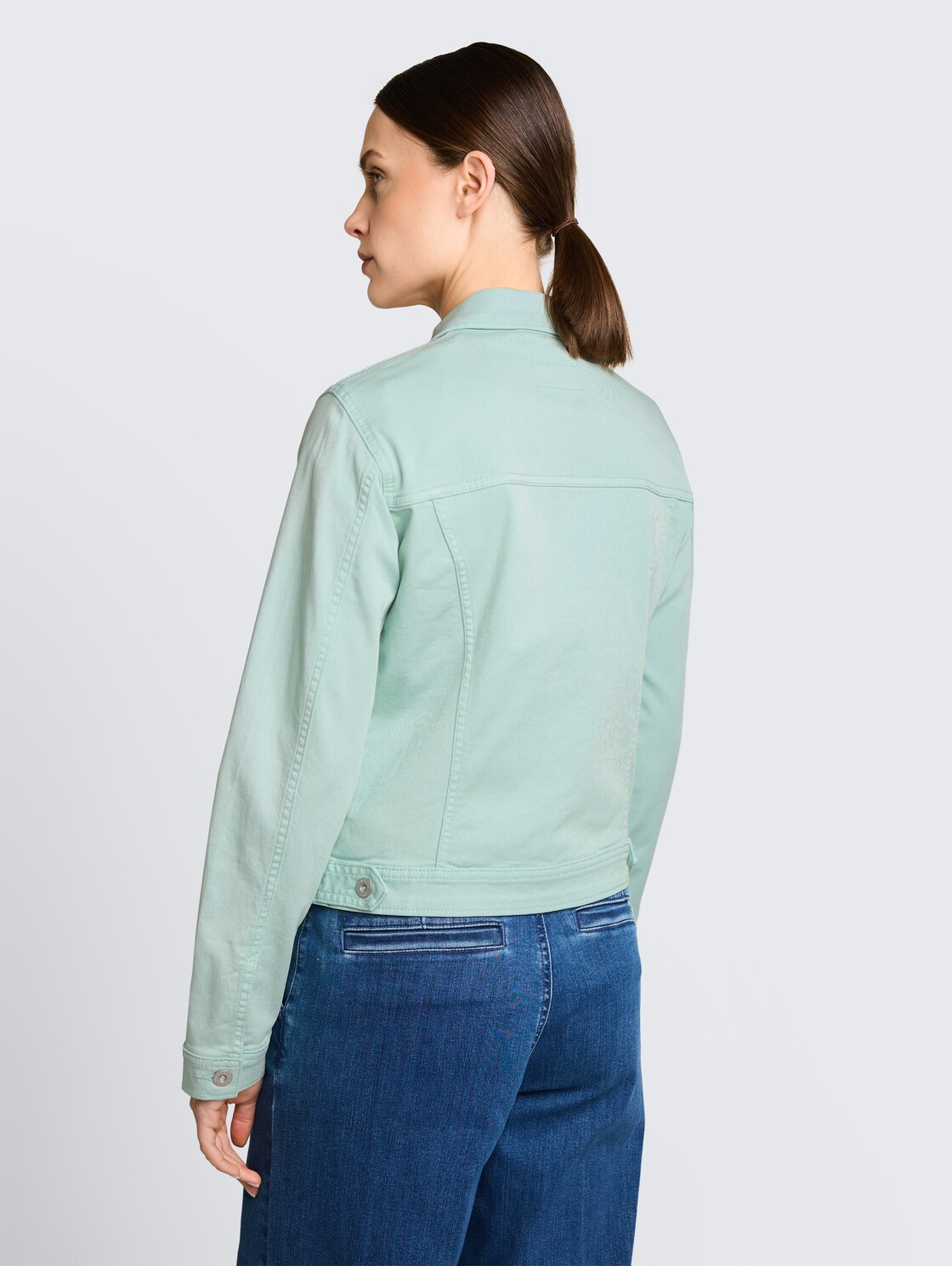 Jeansjacke mit Eingriffstaschen - blue haze - Model-Rückansicht
