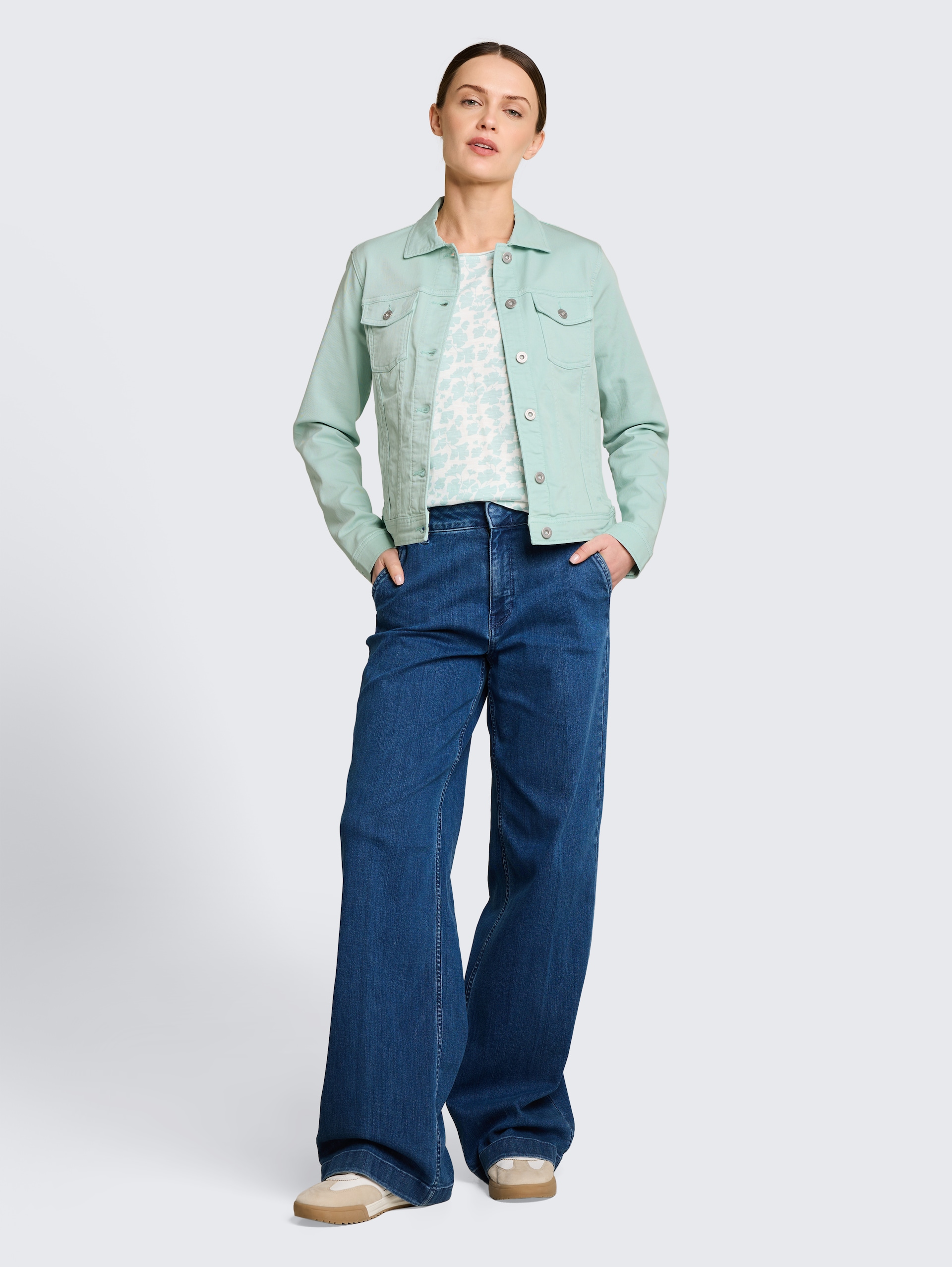 Jeansjacke mit Eingriffstaschen - blue haze - seitliche Model-Ansicht