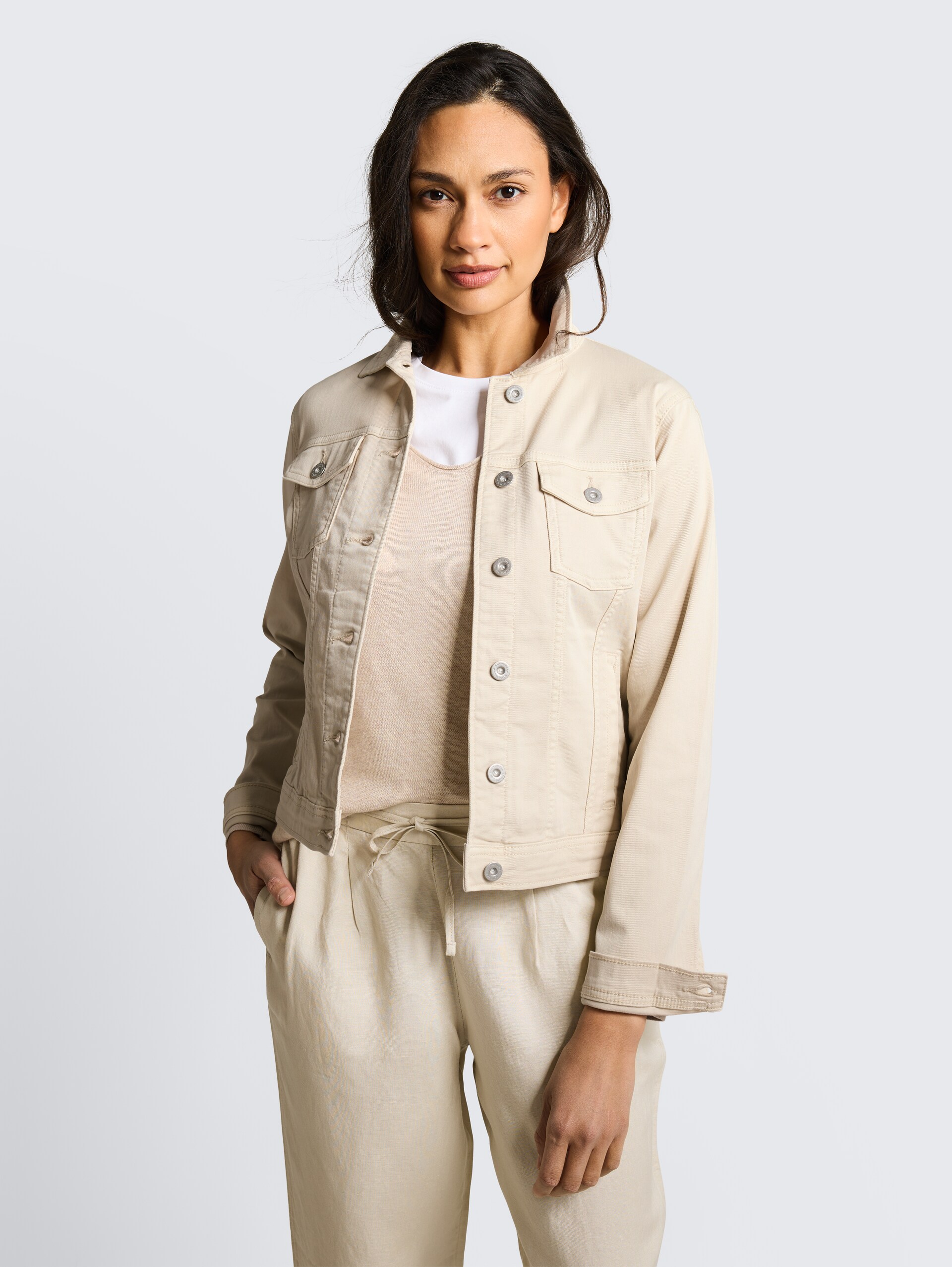 Jeansjacke mit Eingriffstaschen - stone sand beige - Model-Vorderansicht