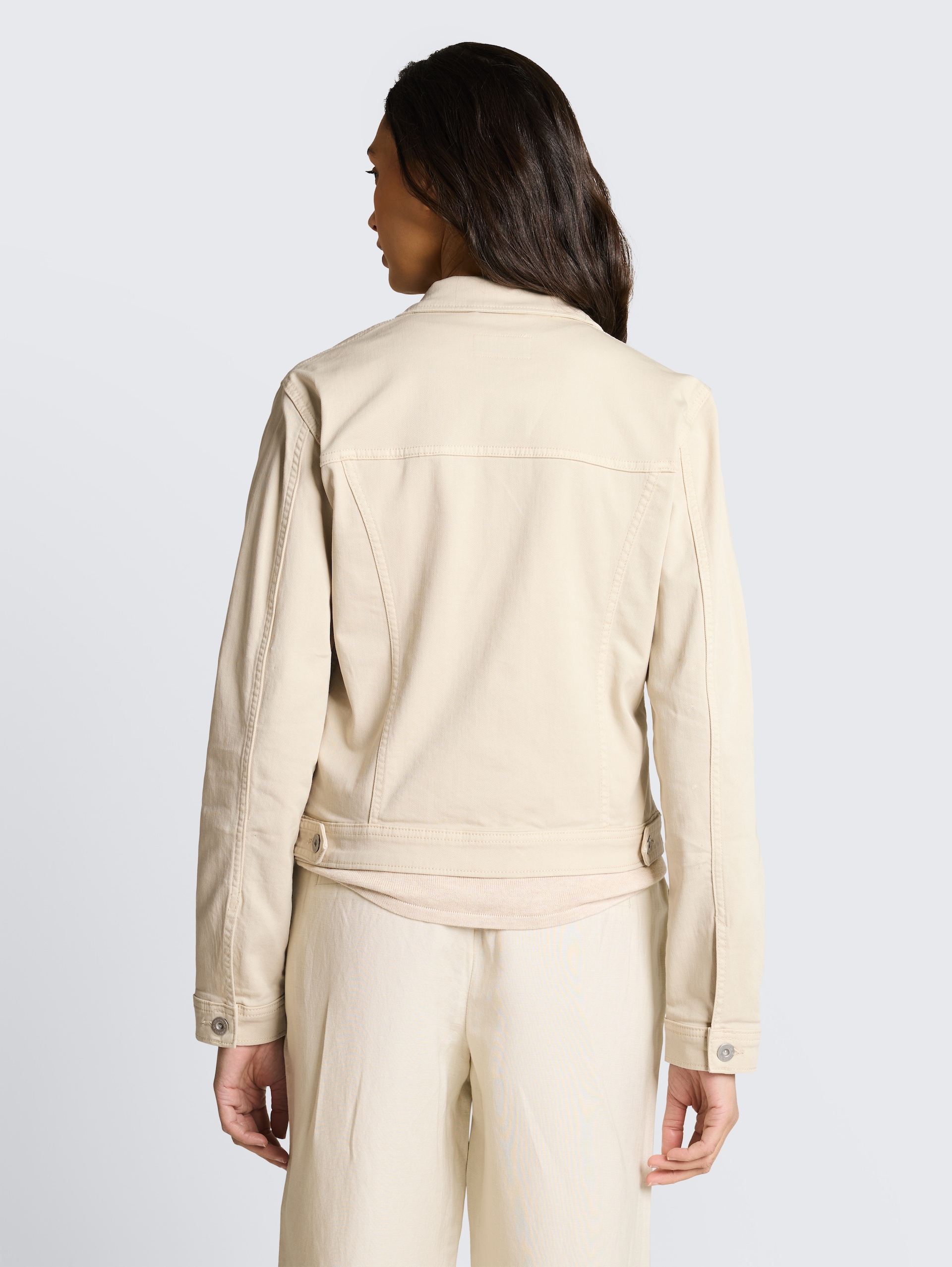 Jeansjacke mit Eingriffstaschen - stone sand beige - Model-Rückansicht