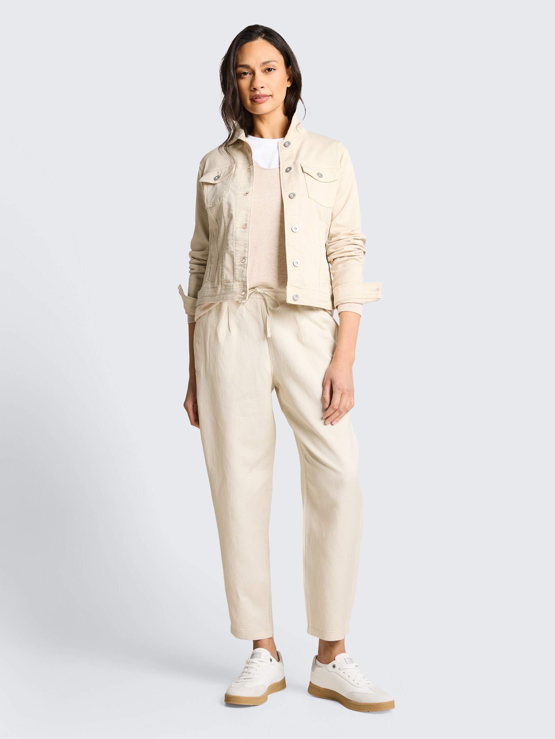 Jeansjacke mit Eingriffstaschen - stone sand beige - seitliche Model-Ansicht