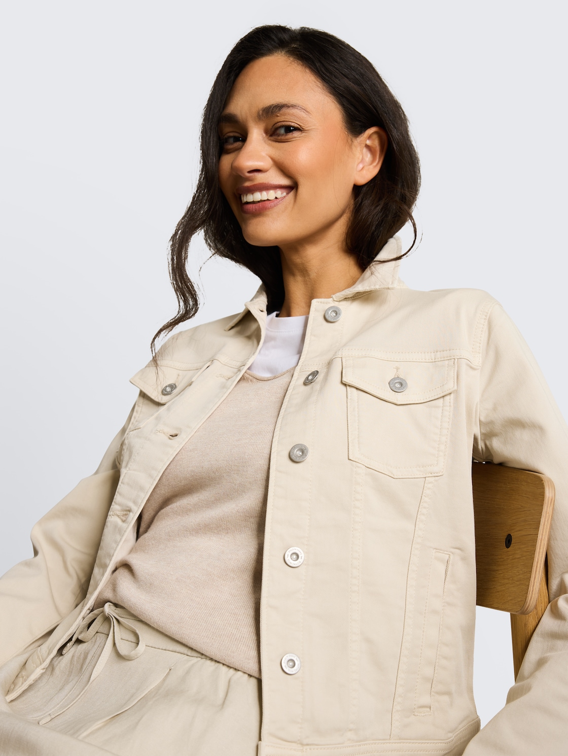 Jeansjacke mit Eingriffstaschen - stone sand beige - Detail-Model-Ansicht