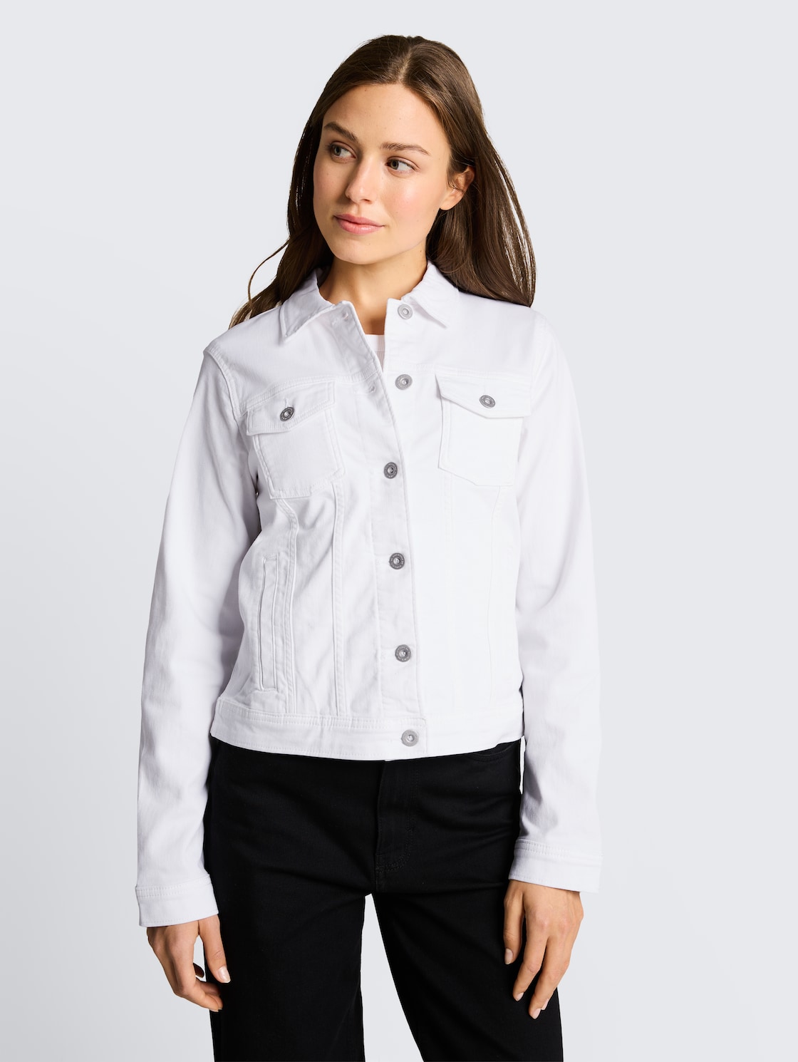 Jeansjacke mit Eingriffstaschen - bright white - Model-Vorderansicht