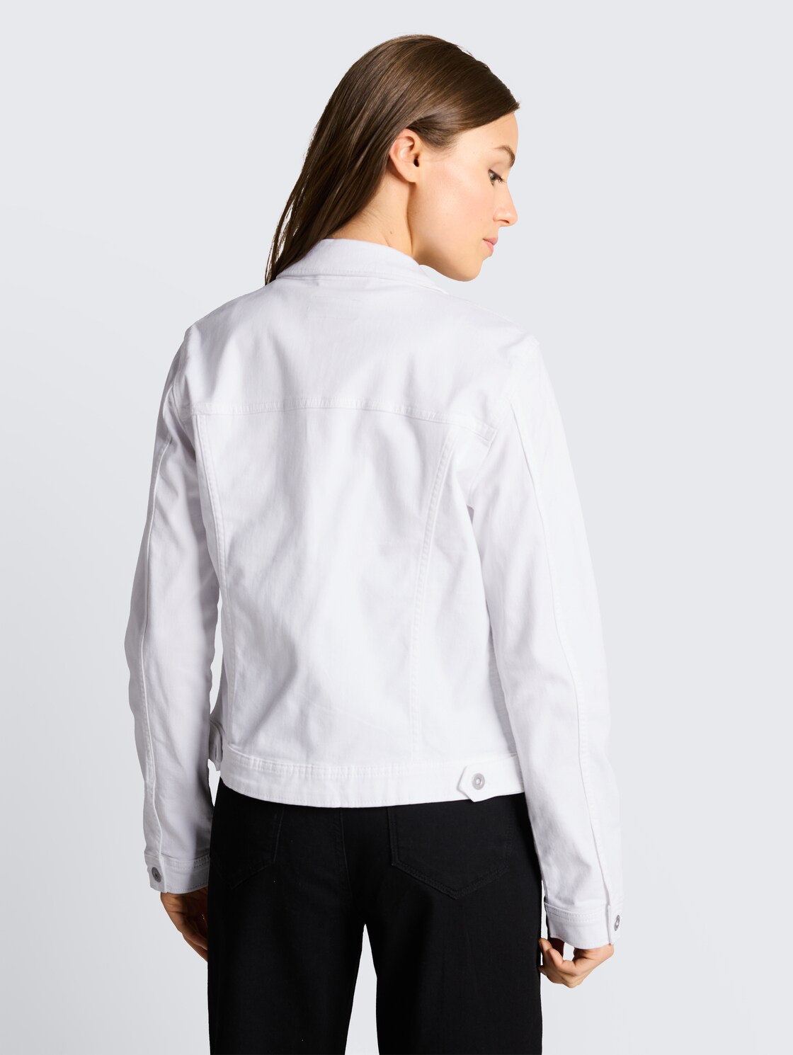 Jeansjacke mit Eingriffstaschen - bright white - Model-Rückansicht