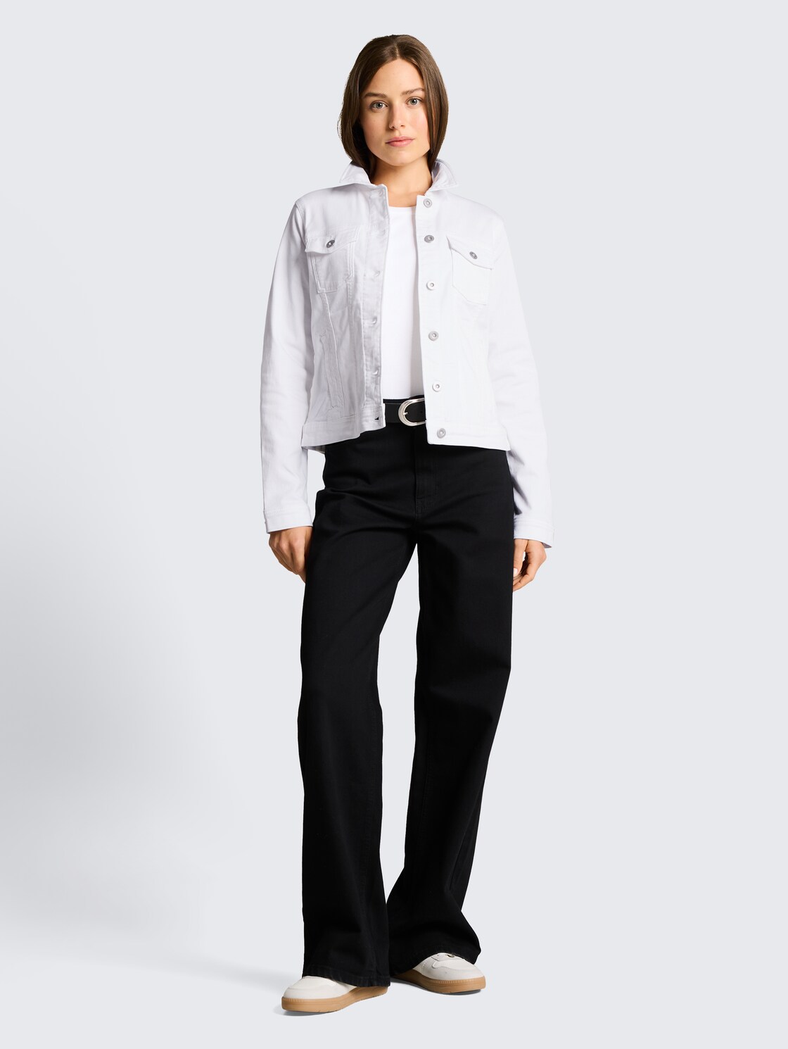 Jeansjacke mit Eingriffstaschen - bright white - seitliche Model-Ansicht