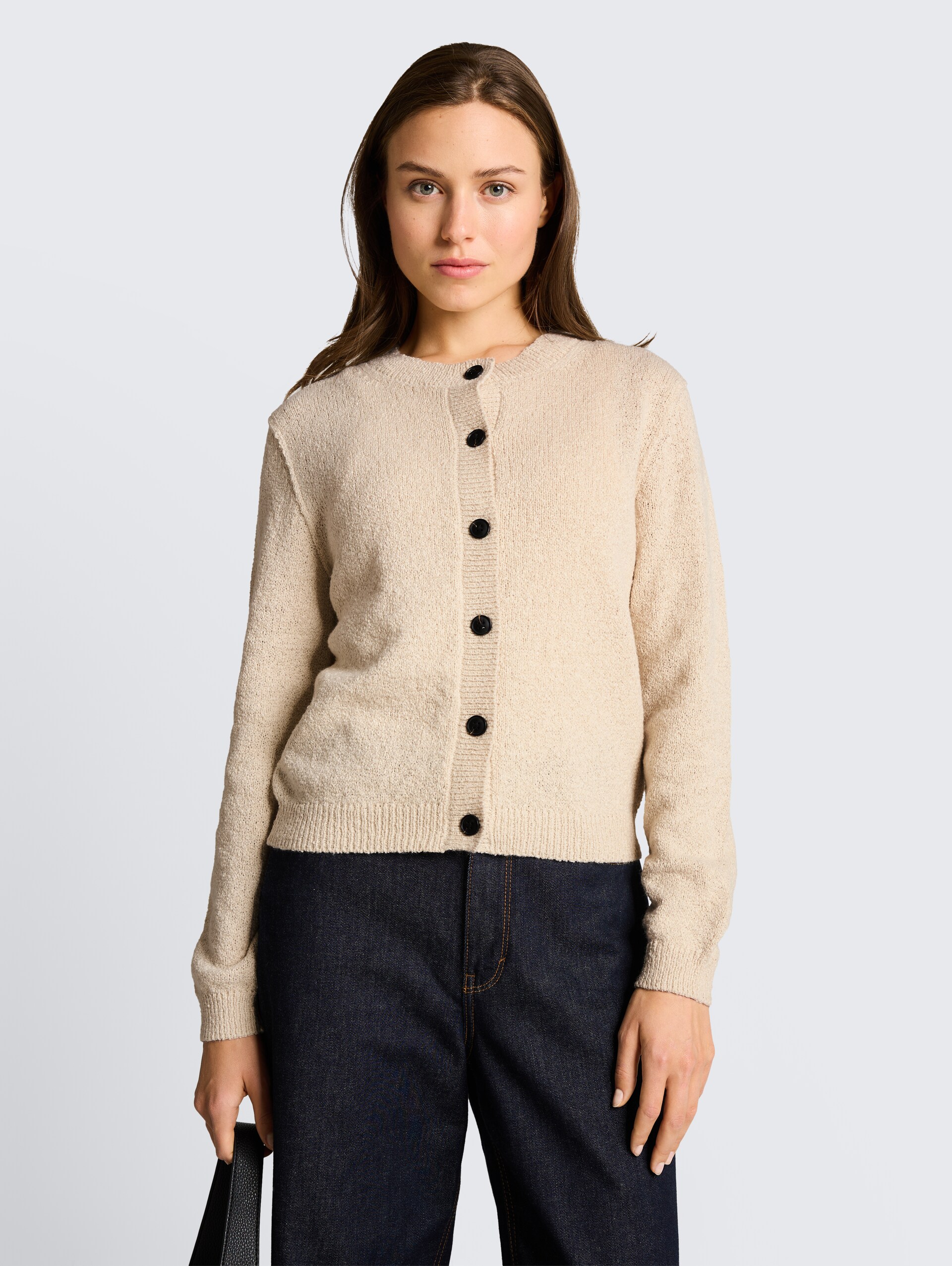 Cardigan à col rond - sand stone beige - Découpe Vue de face du modèle
