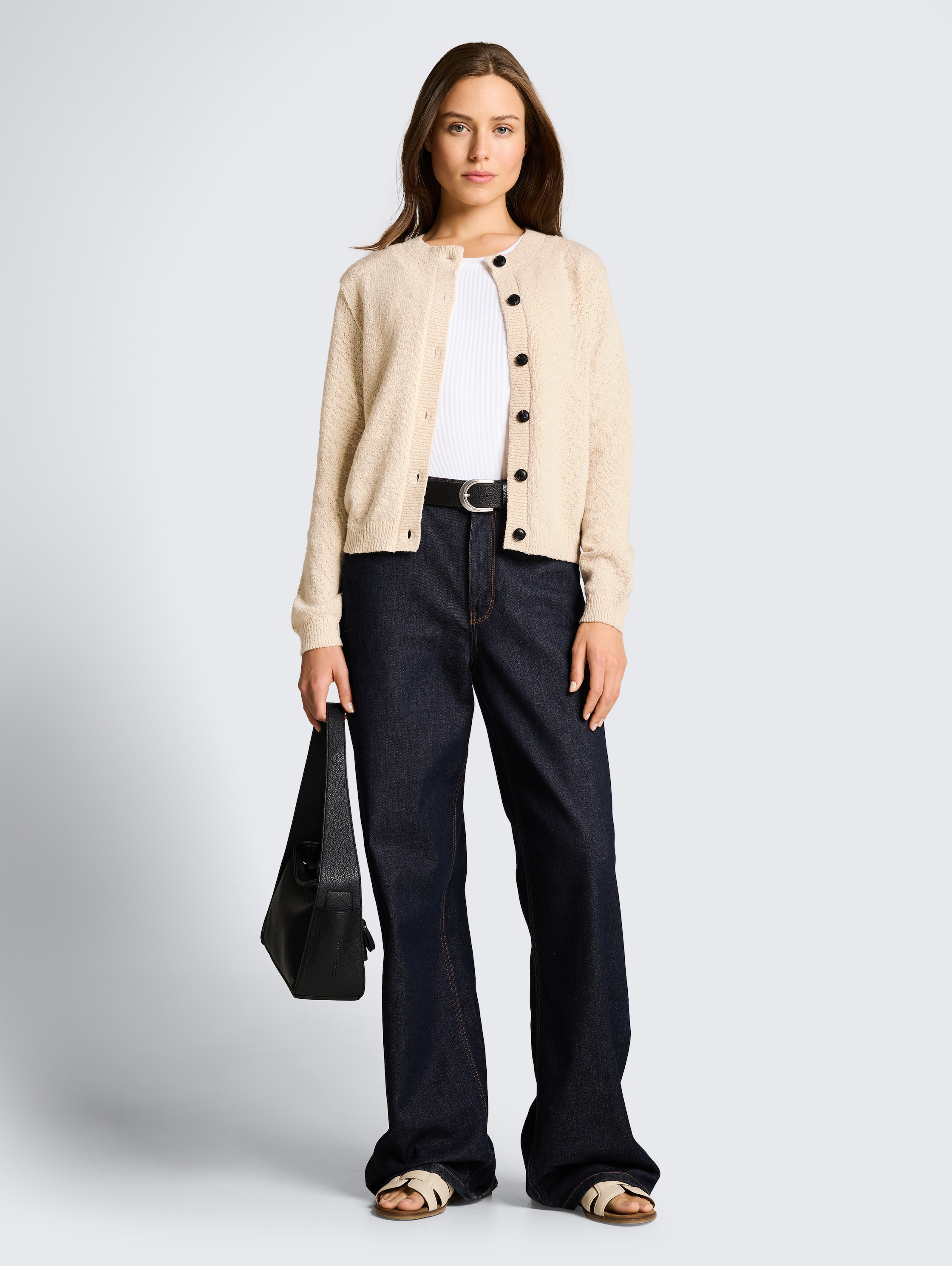 Vest met ronde hals - sand stone beige - Model vooraanzicht