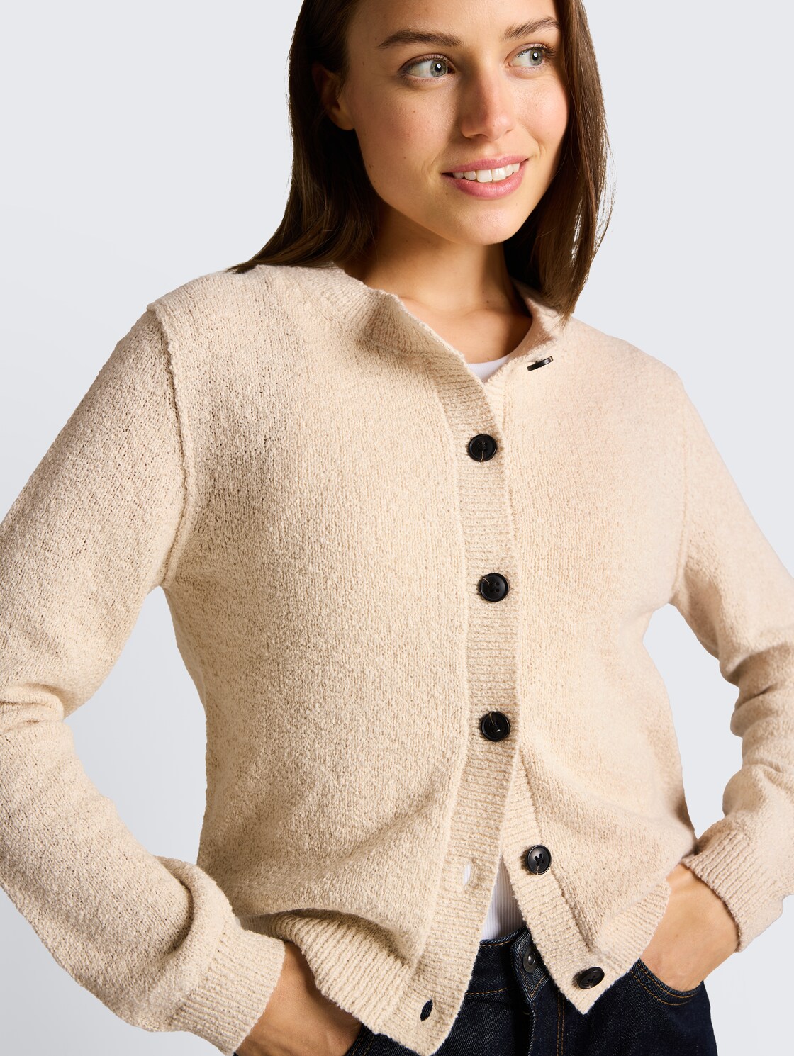 Cardigan mit Rundhalsausschnitt - sand stone beige - Detail-Model-Ansicht