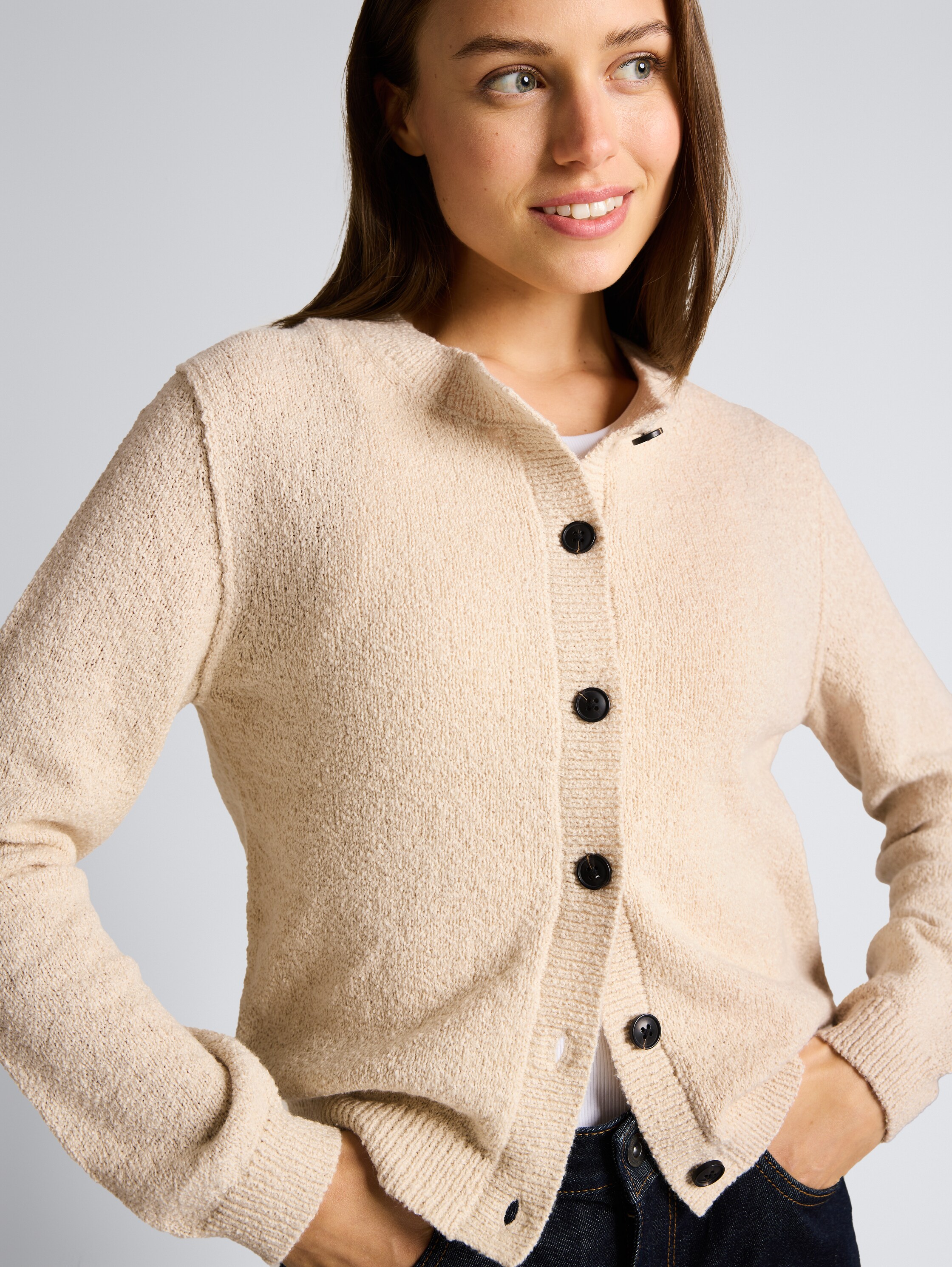 Vest met ronde hals - sand stone beige - Detailaanzicht model