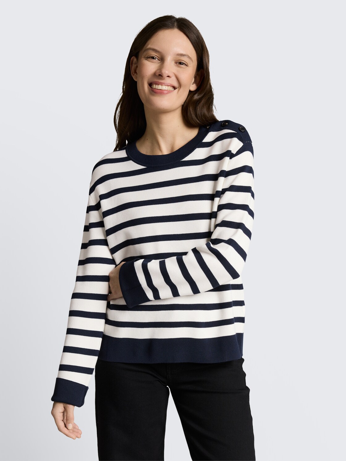 Strickpullover mit Streifenmuster - white sky blue knit stripe - Ausschnitt Model-Vorderansicht