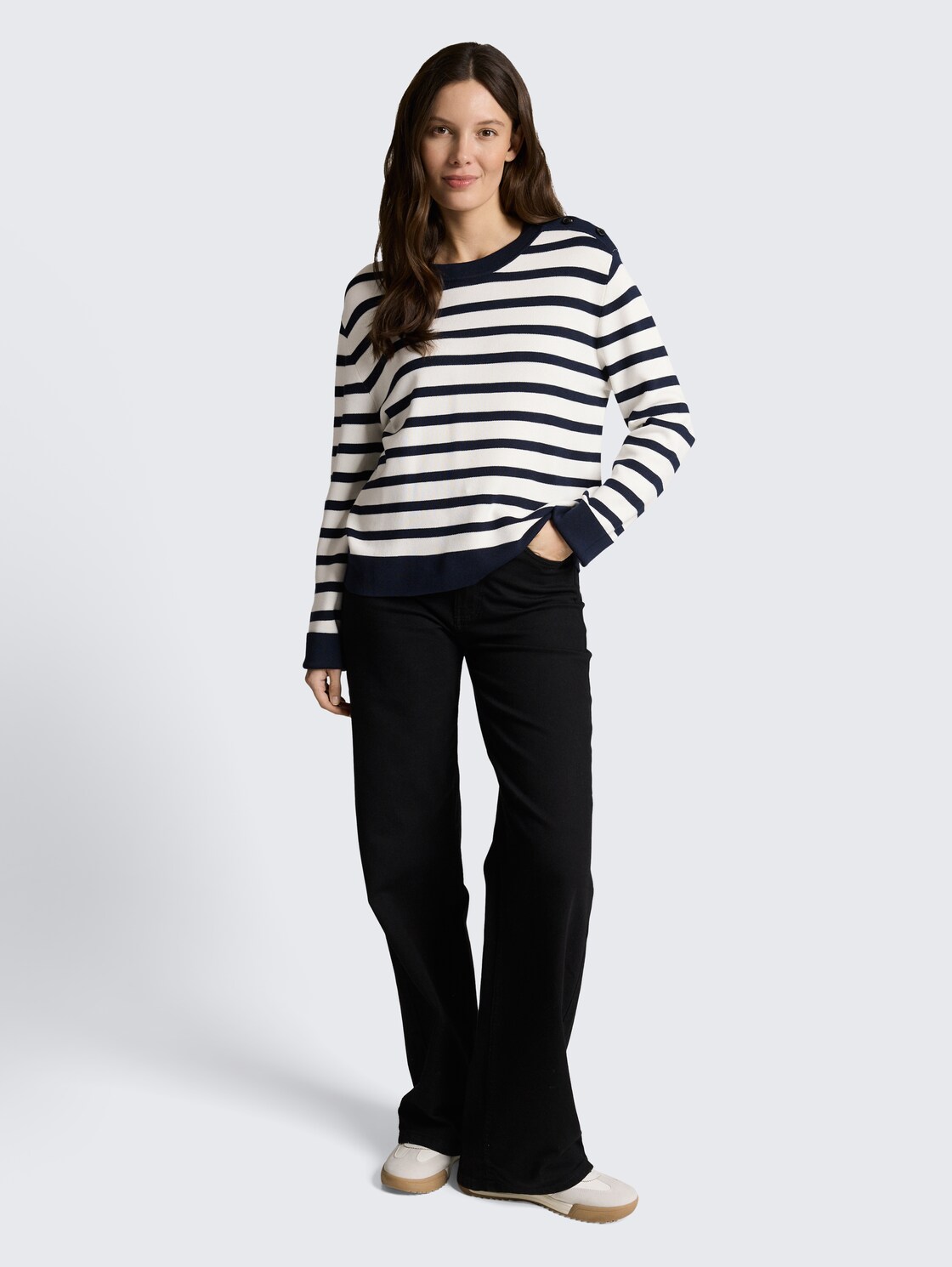 Strickpullover mit Streifenmuster - white sky blue knit stripe - Model-Vorderansicht