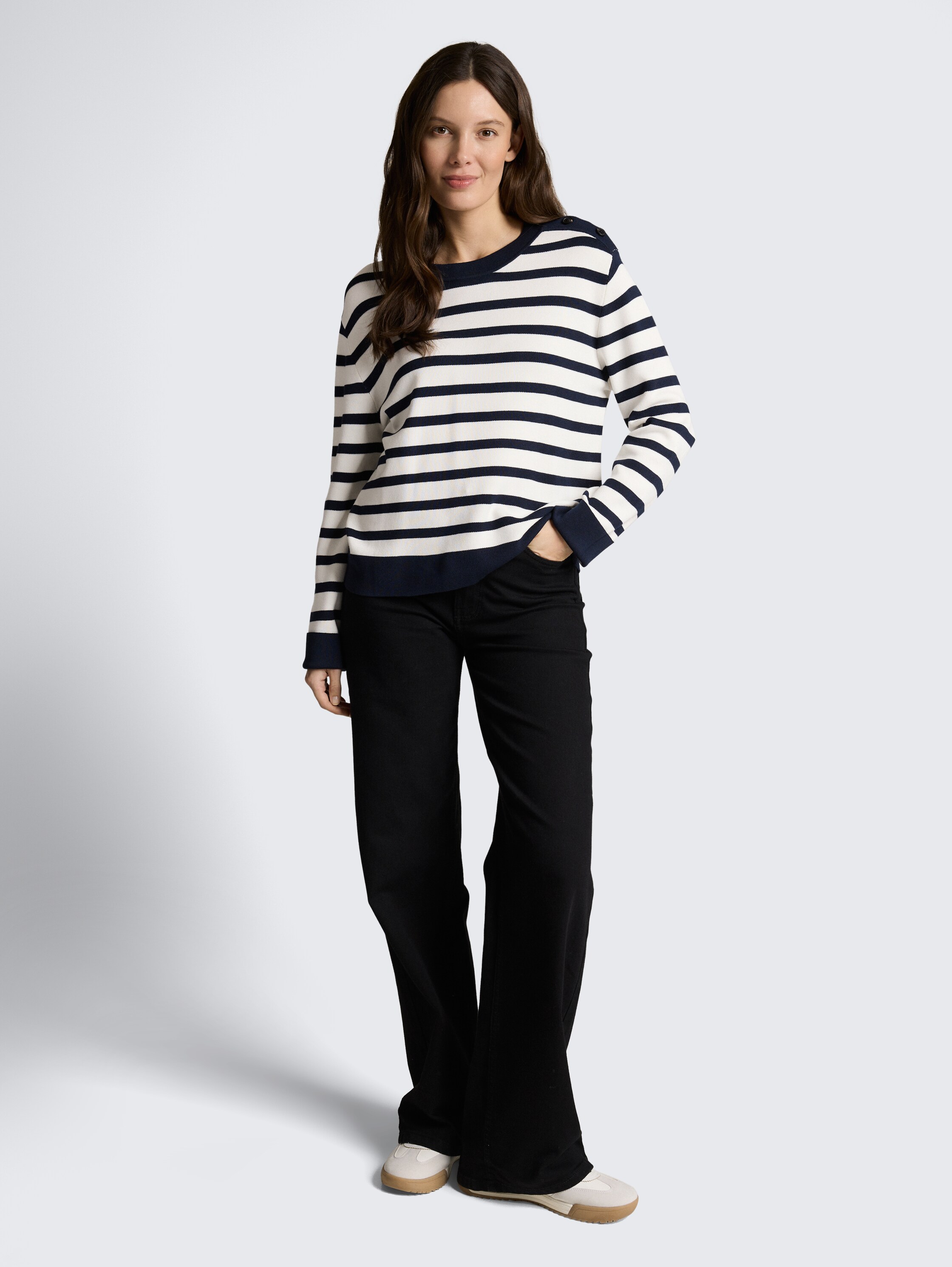 Strickpullover mit Streifenmuster - white sky blue knit stripe - Model-Vorderansicht