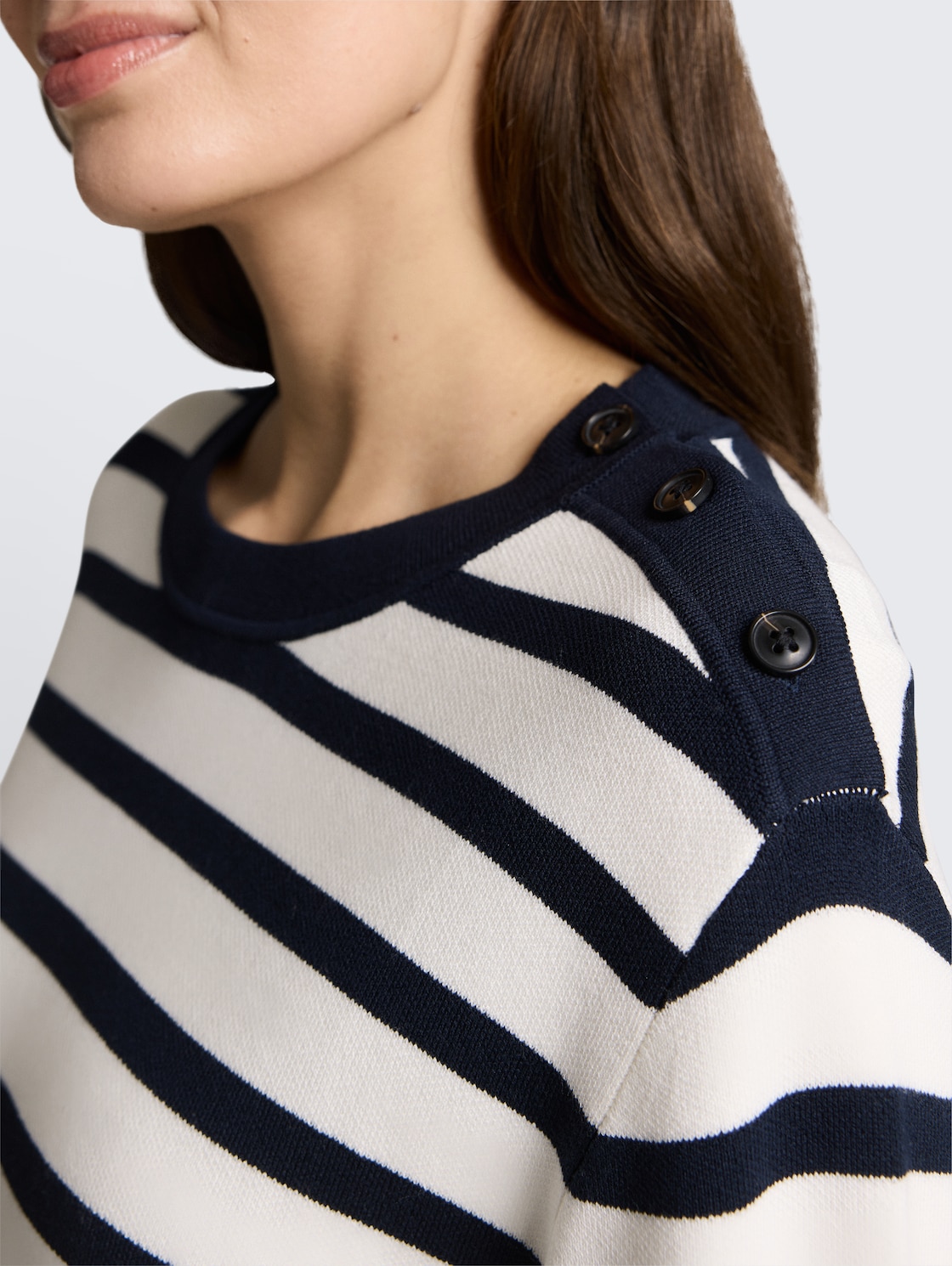 Strickpullover mit Streifenmuster - white sky blue knit stripe - Detail-Model-Ansicht