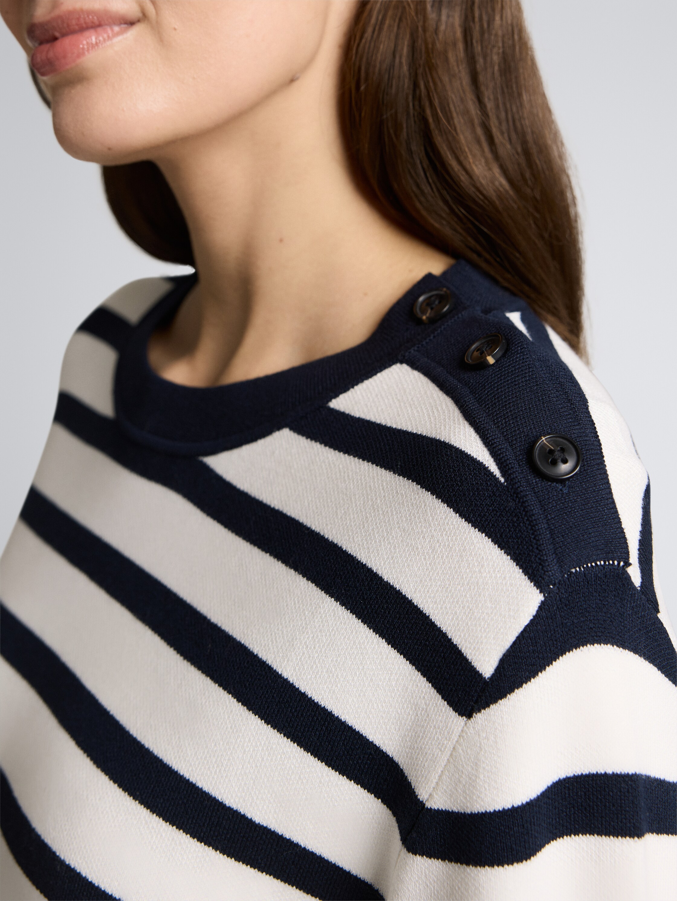 Strickpullover mit Streifenmuster - white sky blue knit stripe - Detail-Model-Ansicht