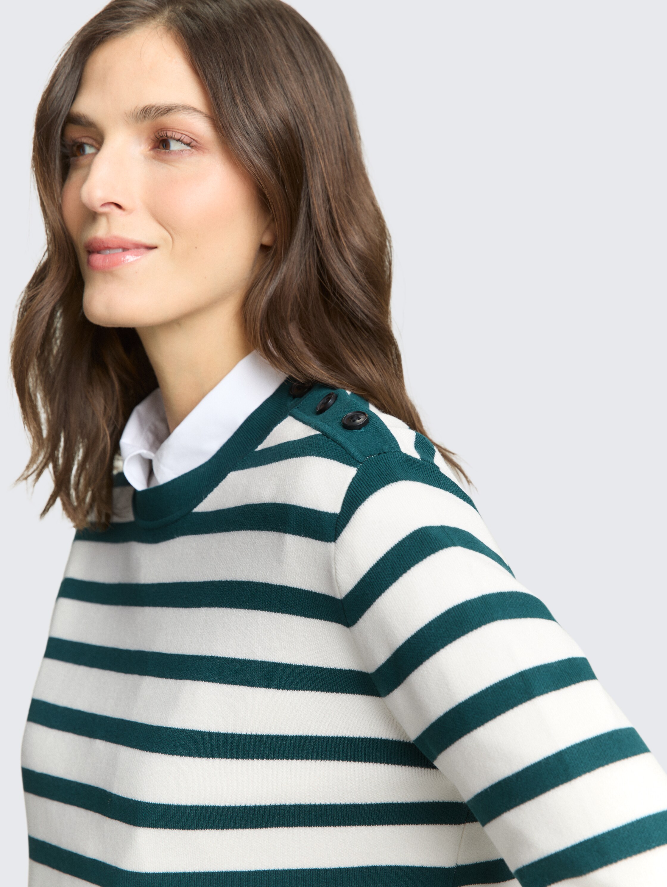 Strickpullover mit Streifenmuster - white green knit stripe - Detail-Model-Ansicht