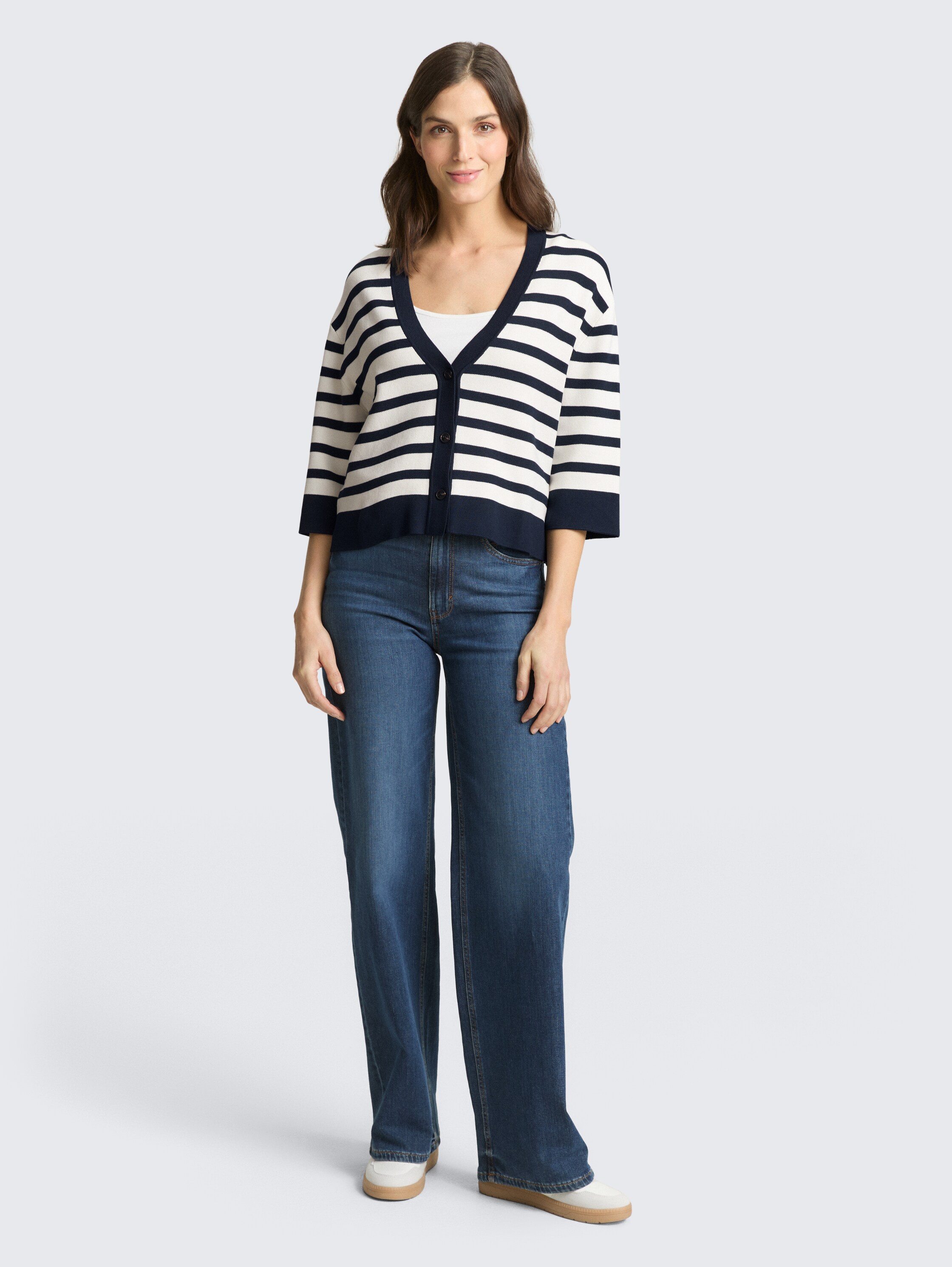 Loose Fit Cardigan mit Streifenmuster - white sky blue knit stripe - Model-Vorderansicht