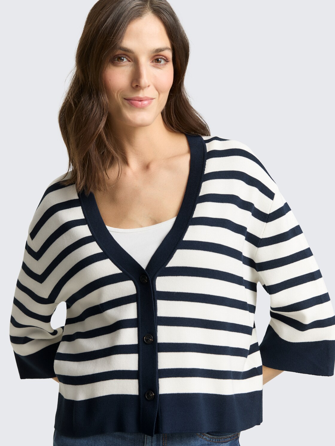 Loose Fit Cardigan mit Streifenmuster - white sky blue knit stripe - Detail-Model-Ansicht