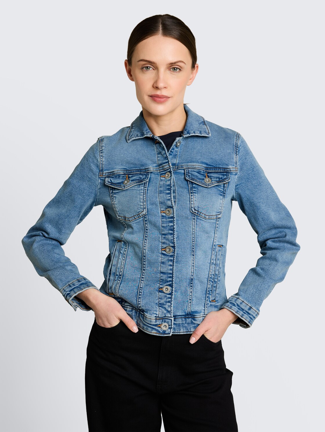 Jeansjacke mit Eingriffstaschen - Clean Light Stone Blue Denim - Model-Vorderansicht